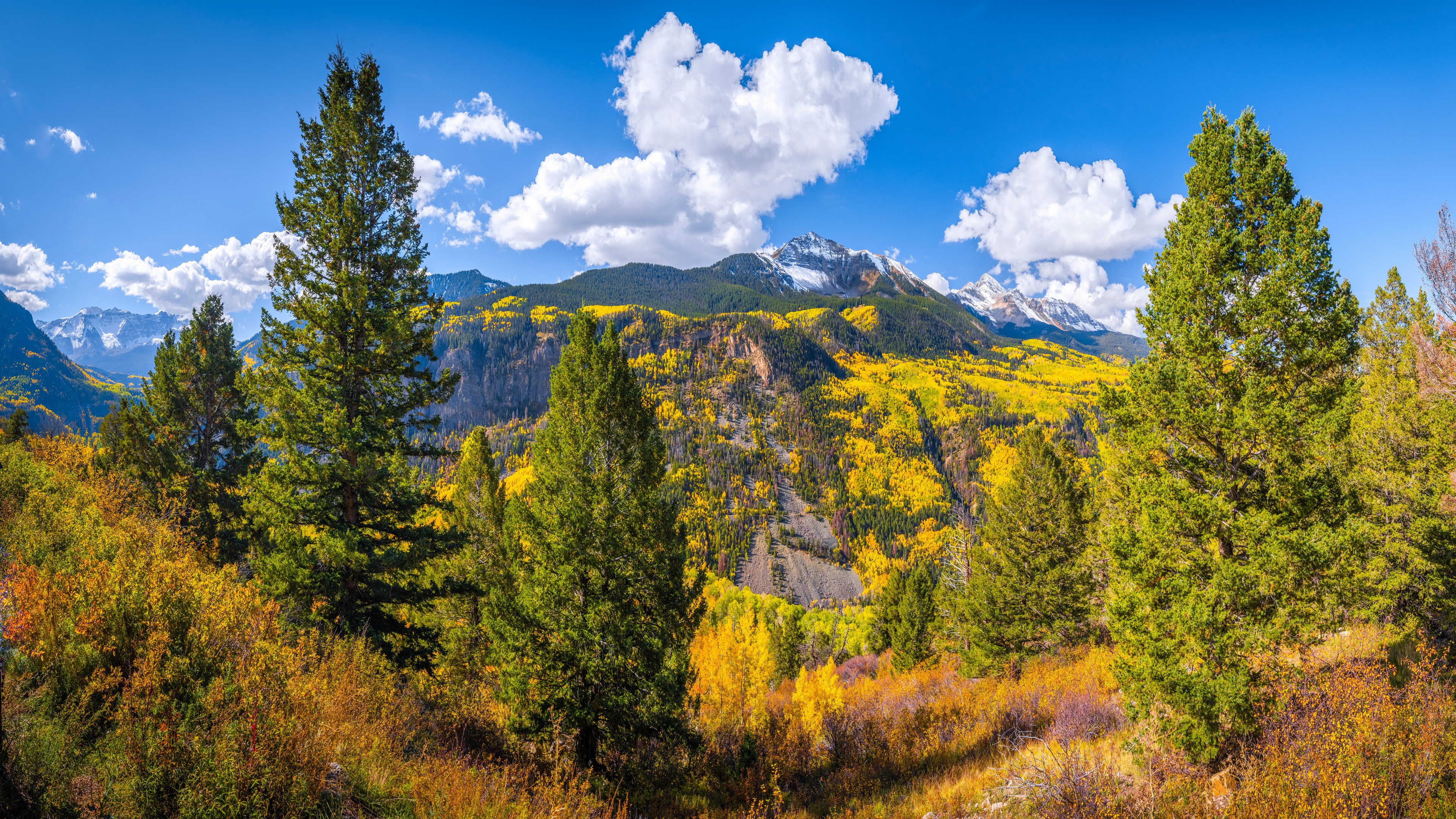 Free photo A wonderful autumn day in the mountains