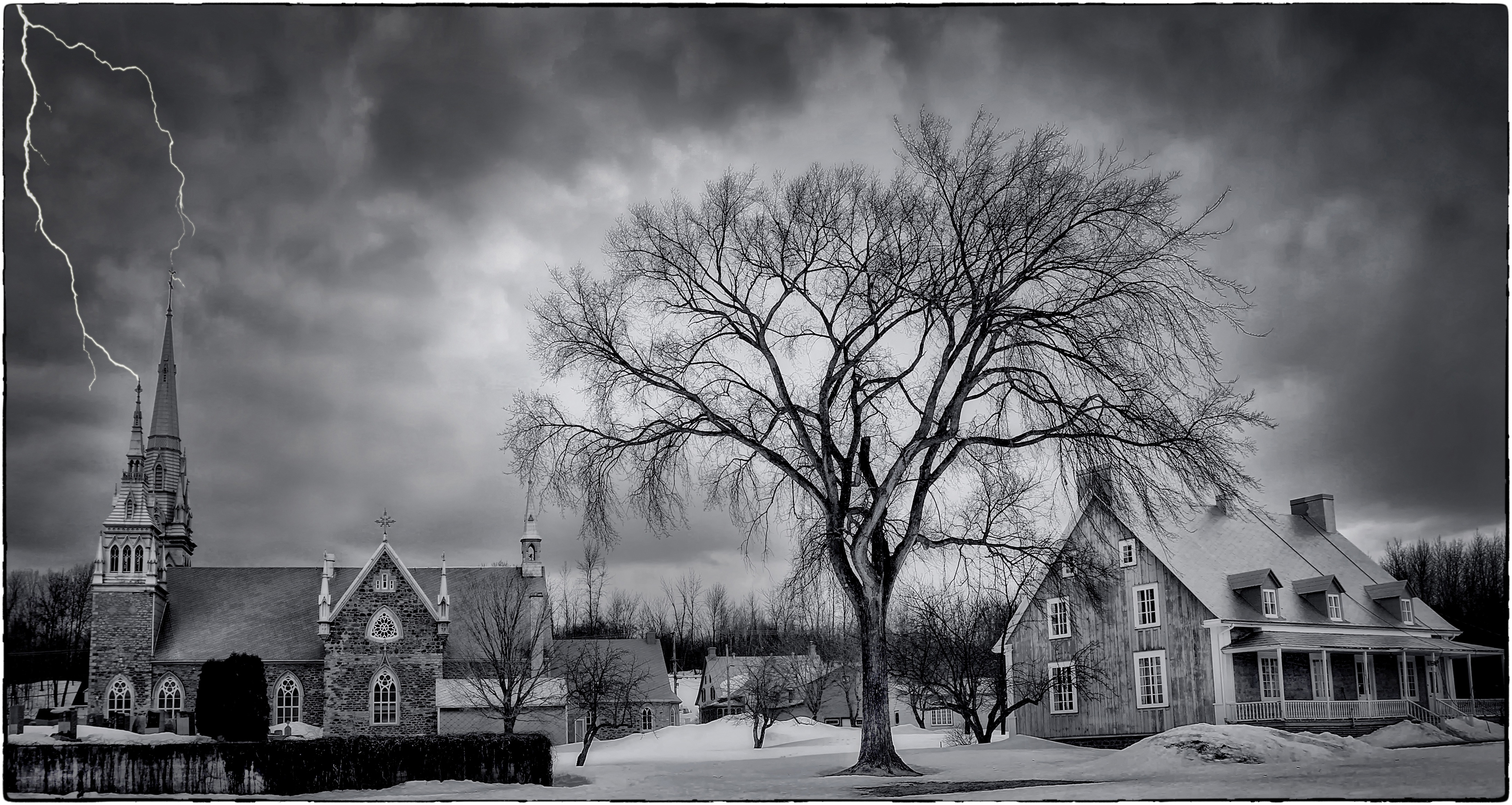 Free photo Monochrome photo of the old town during a thunderstorm