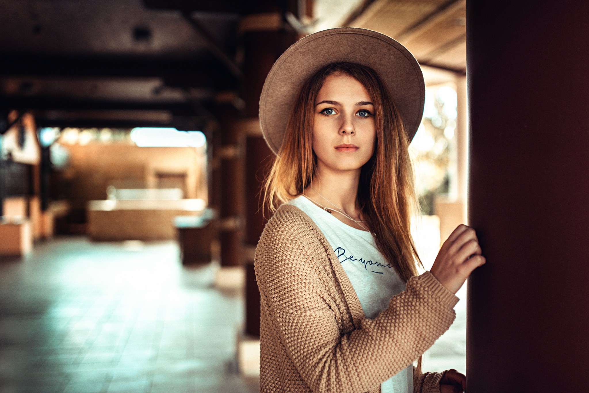 Обои каштановые волосы шляпа модель на рабочий стол