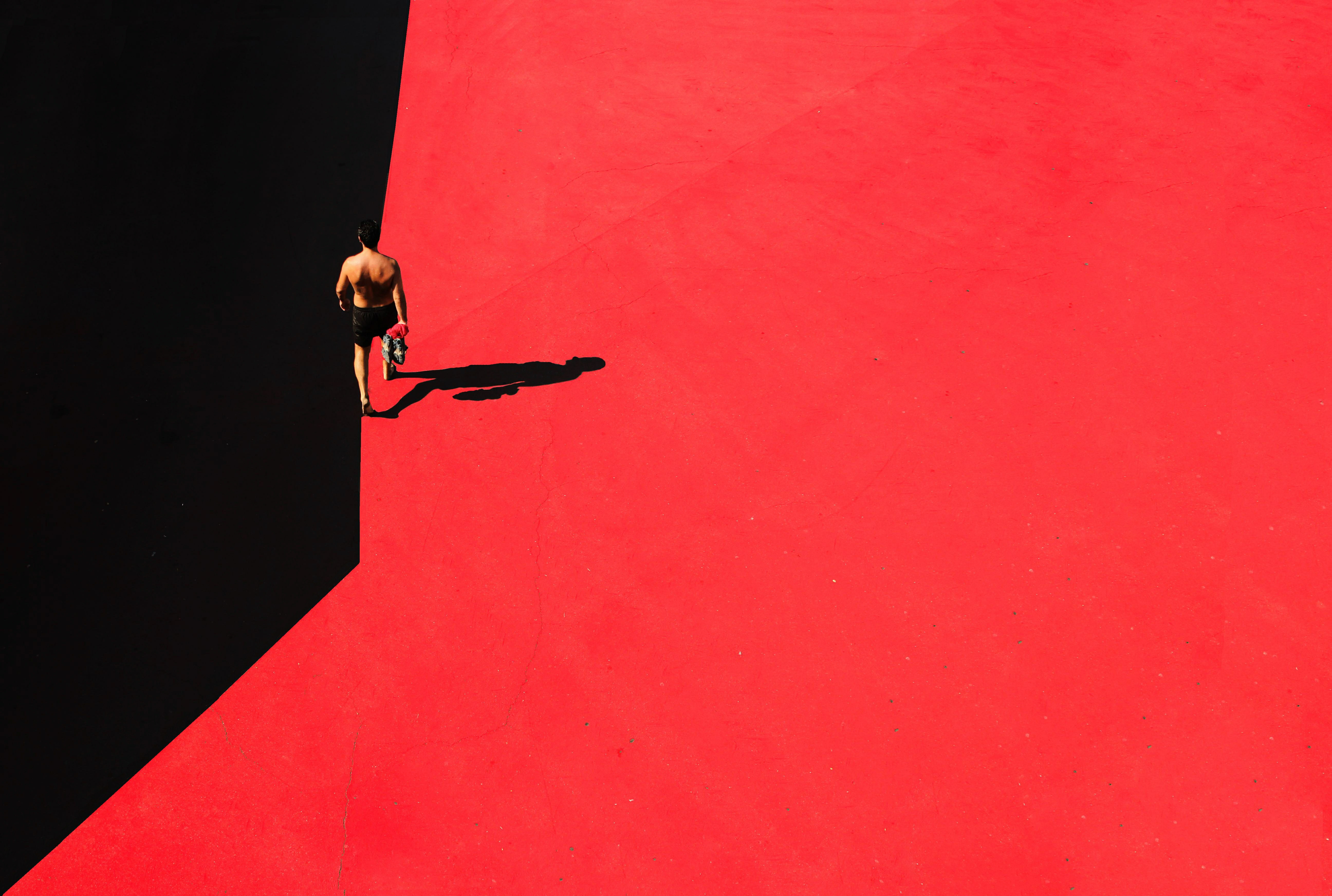 桌面上的壁纸赤脚 红色 影