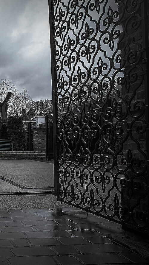 Бесплатное фото Черная матовая Ламборгини заезжает во двор особняка