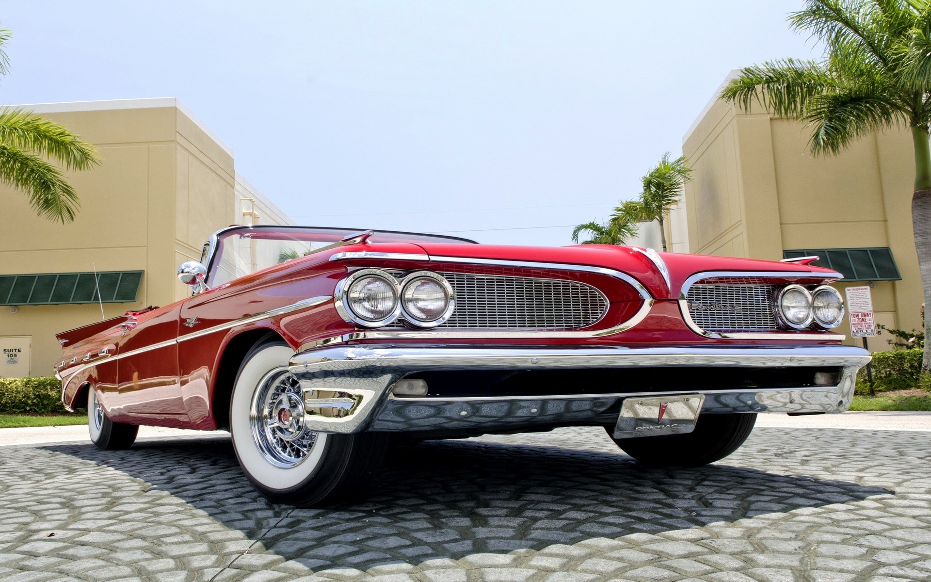 Free photo Vintage red pontiac convertible.