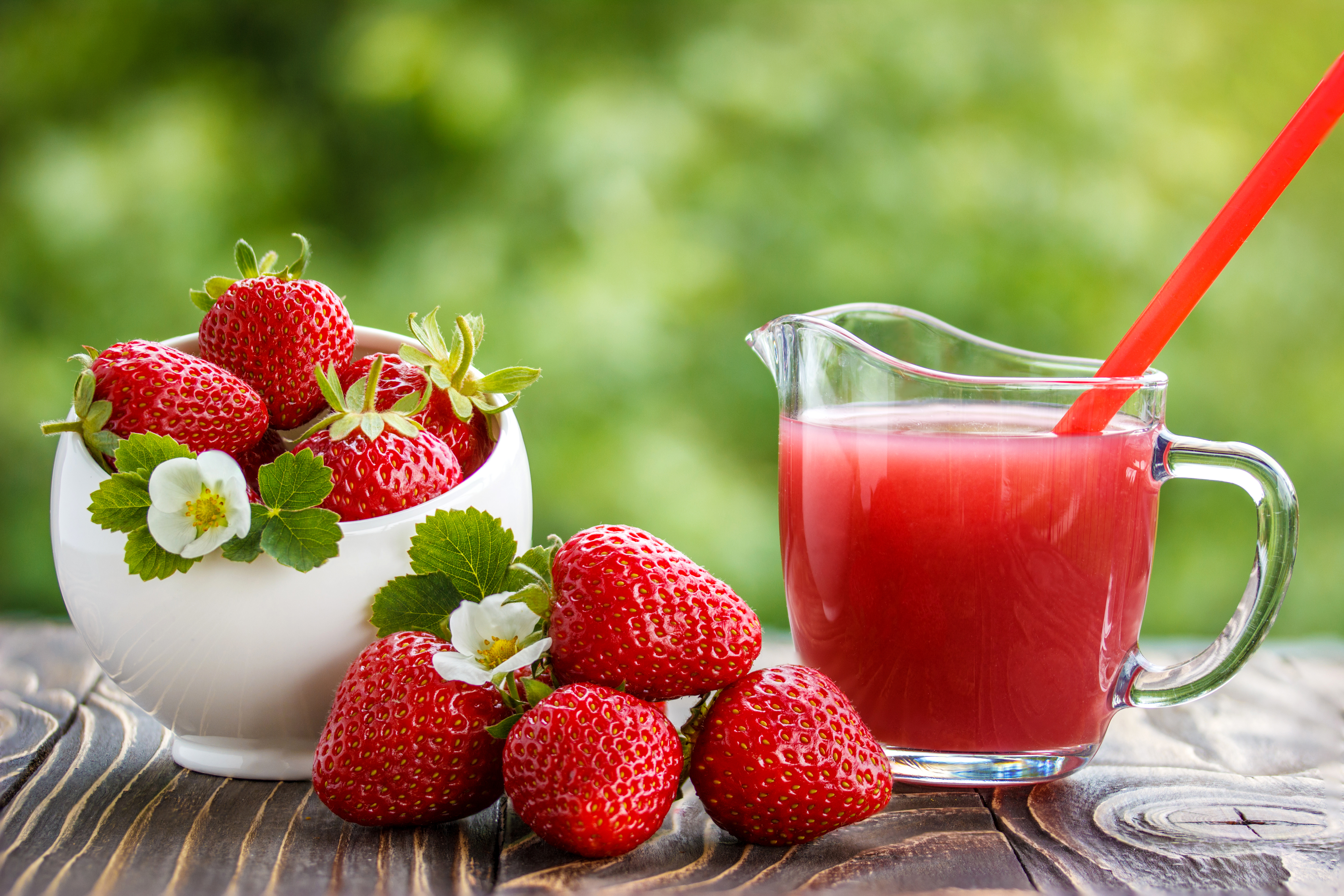 Free photo Strawberry cocktail on a summer cottage