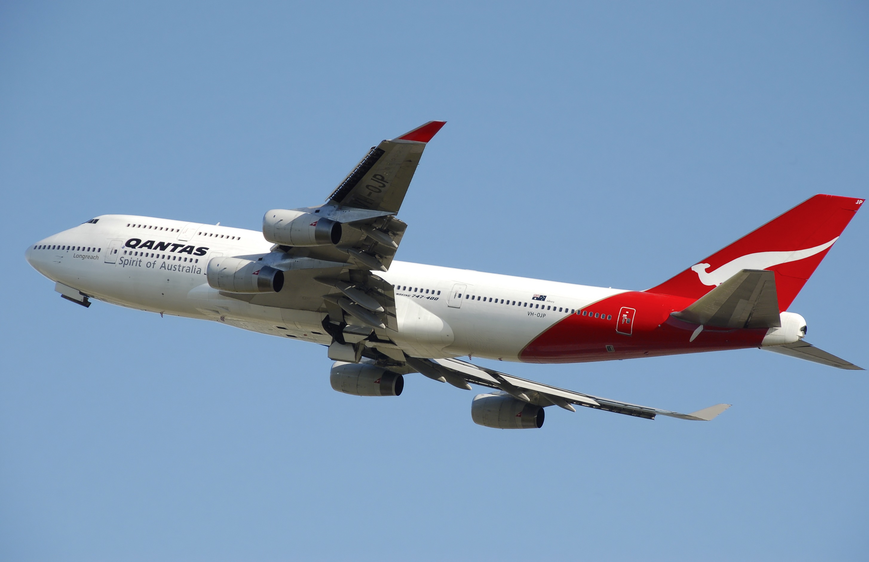 Бесплатное фото Боинг 747 набирает высоту