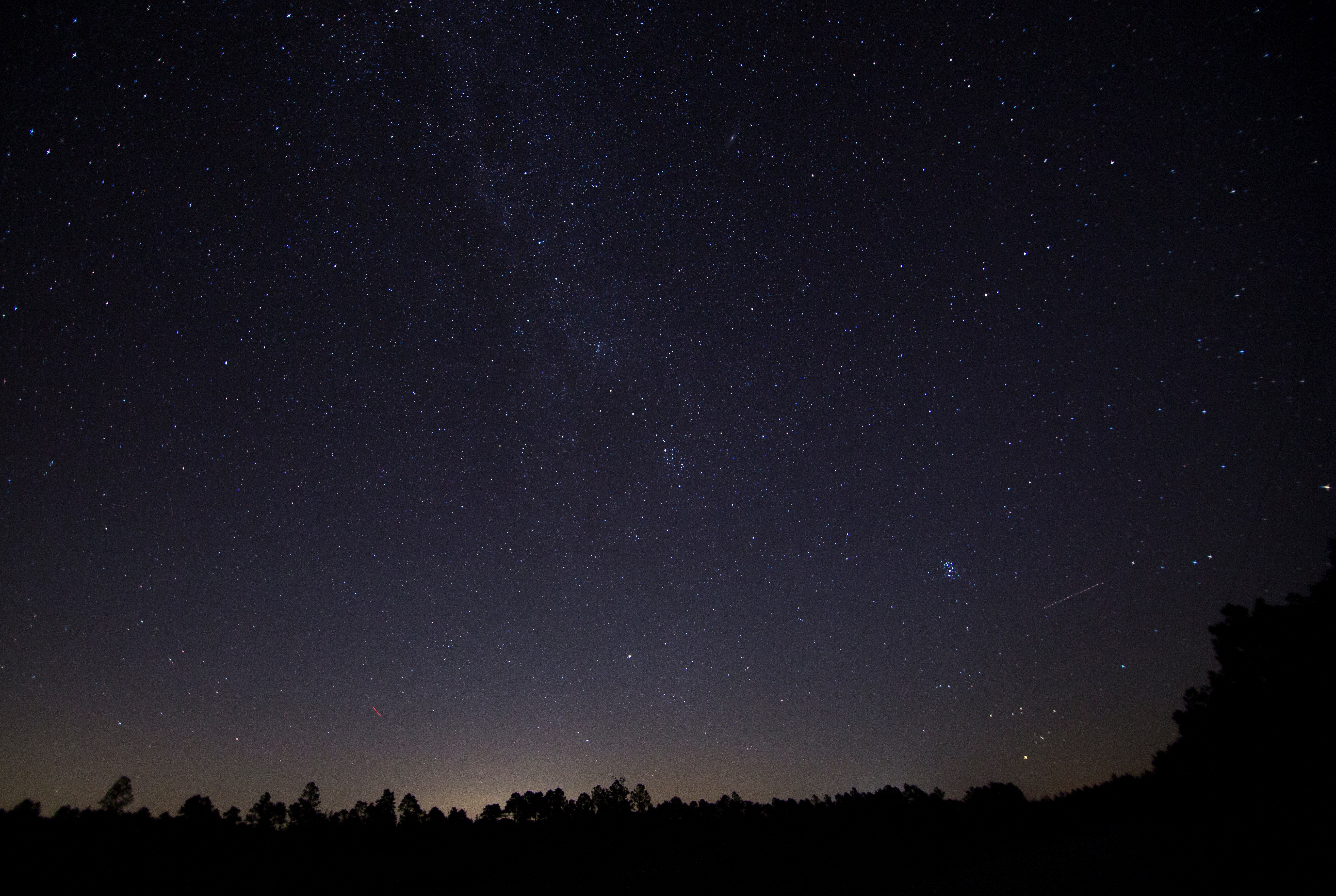 桌面上的壁纸星系 夜空 黑影