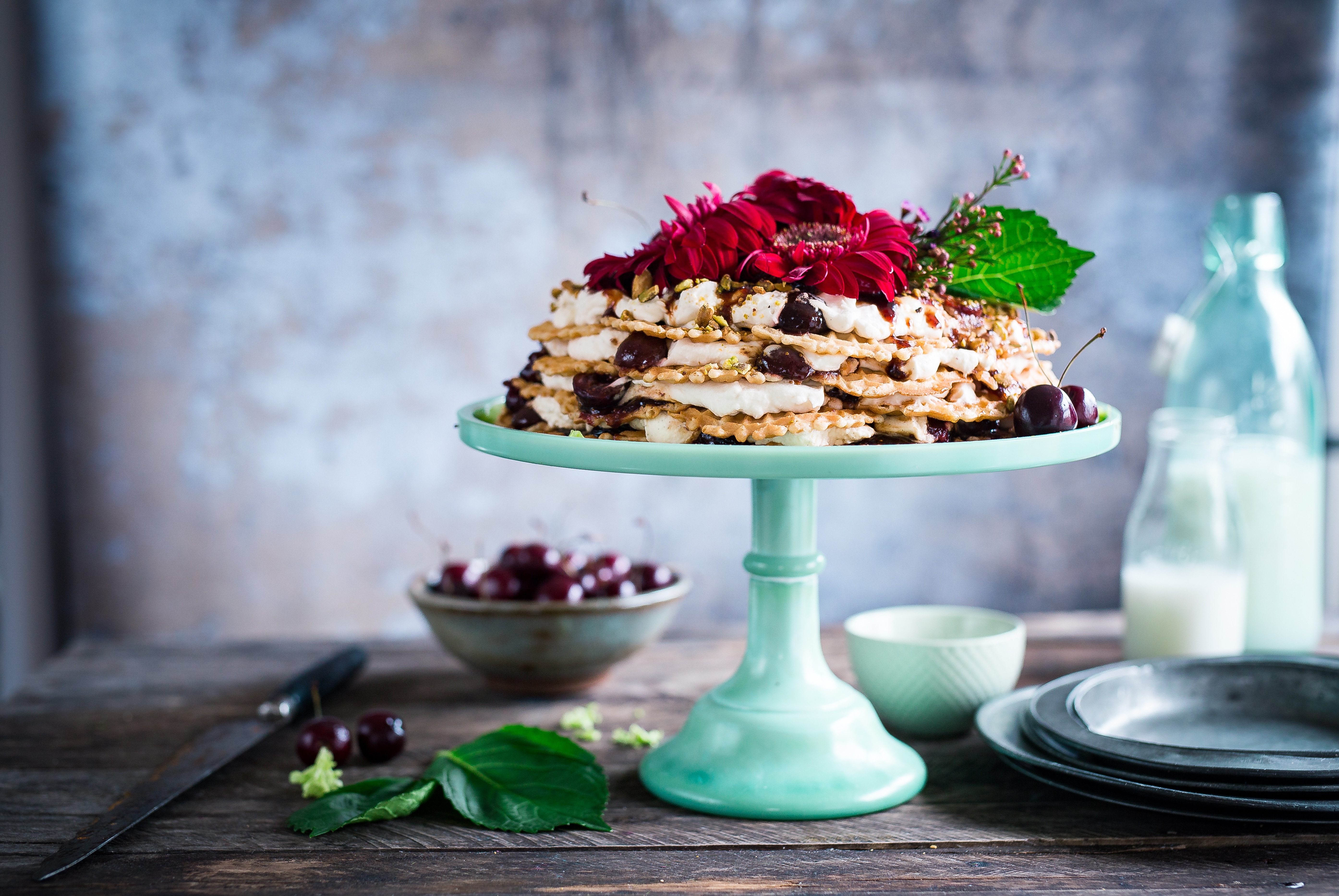 Free photo Waffle cake decorated with flowers