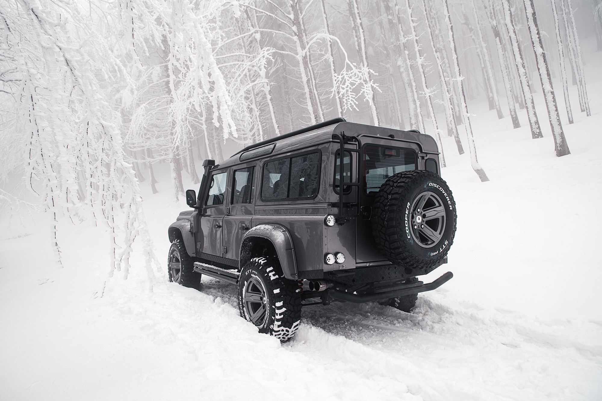 Бесплатное фото Land rover defender 2018 года в зимнюю погоду