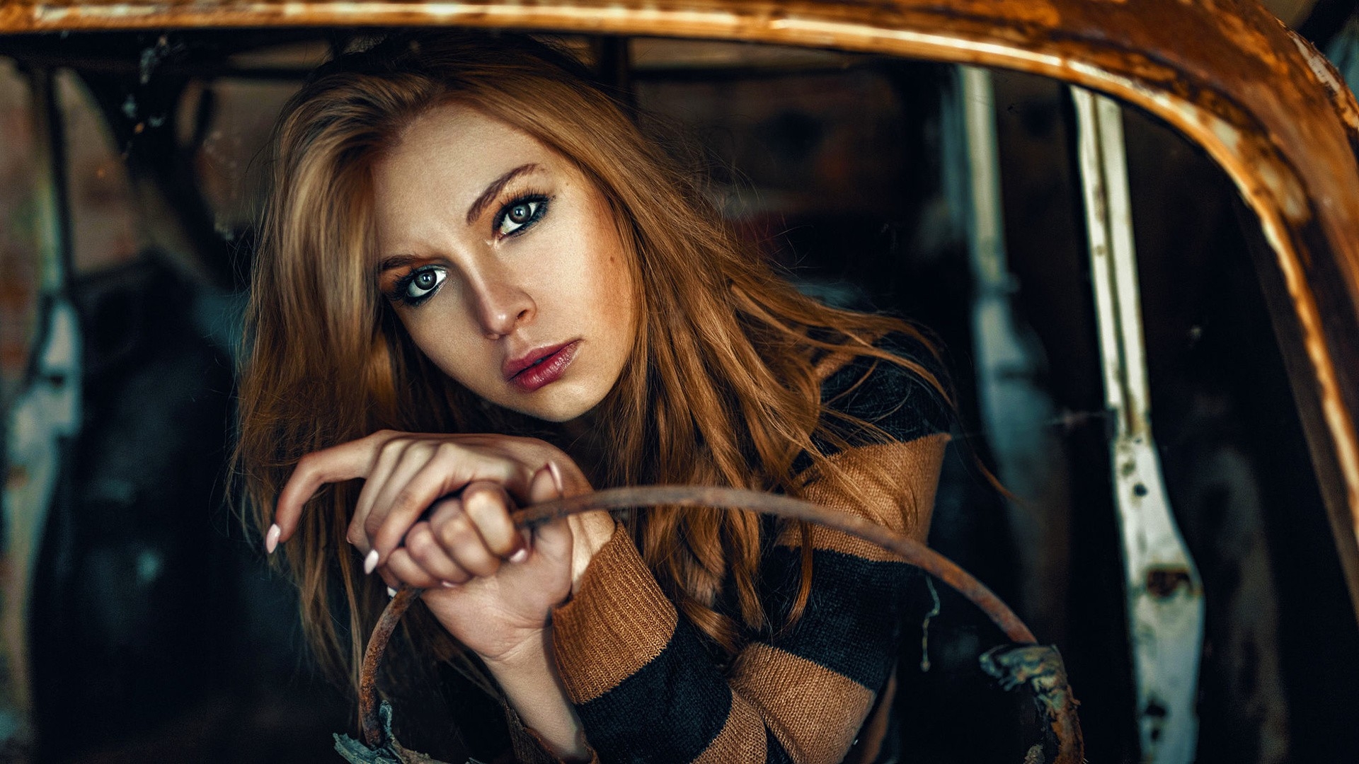 Free photo A girl driving a vintage car