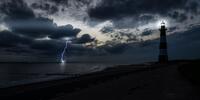 Ночная молния во время шторма рядом с маяком