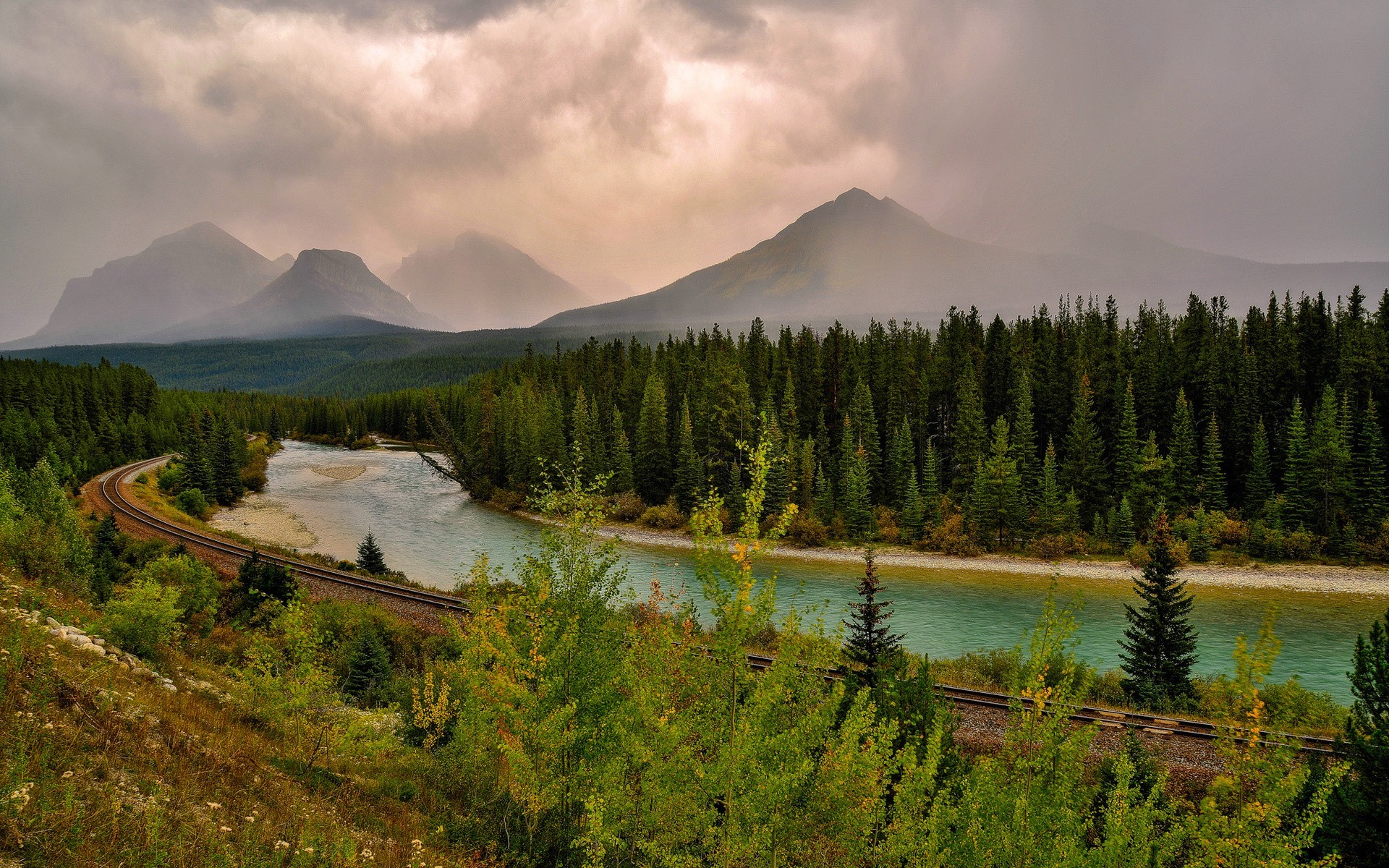 Free photo Railroad along a river with a strong current