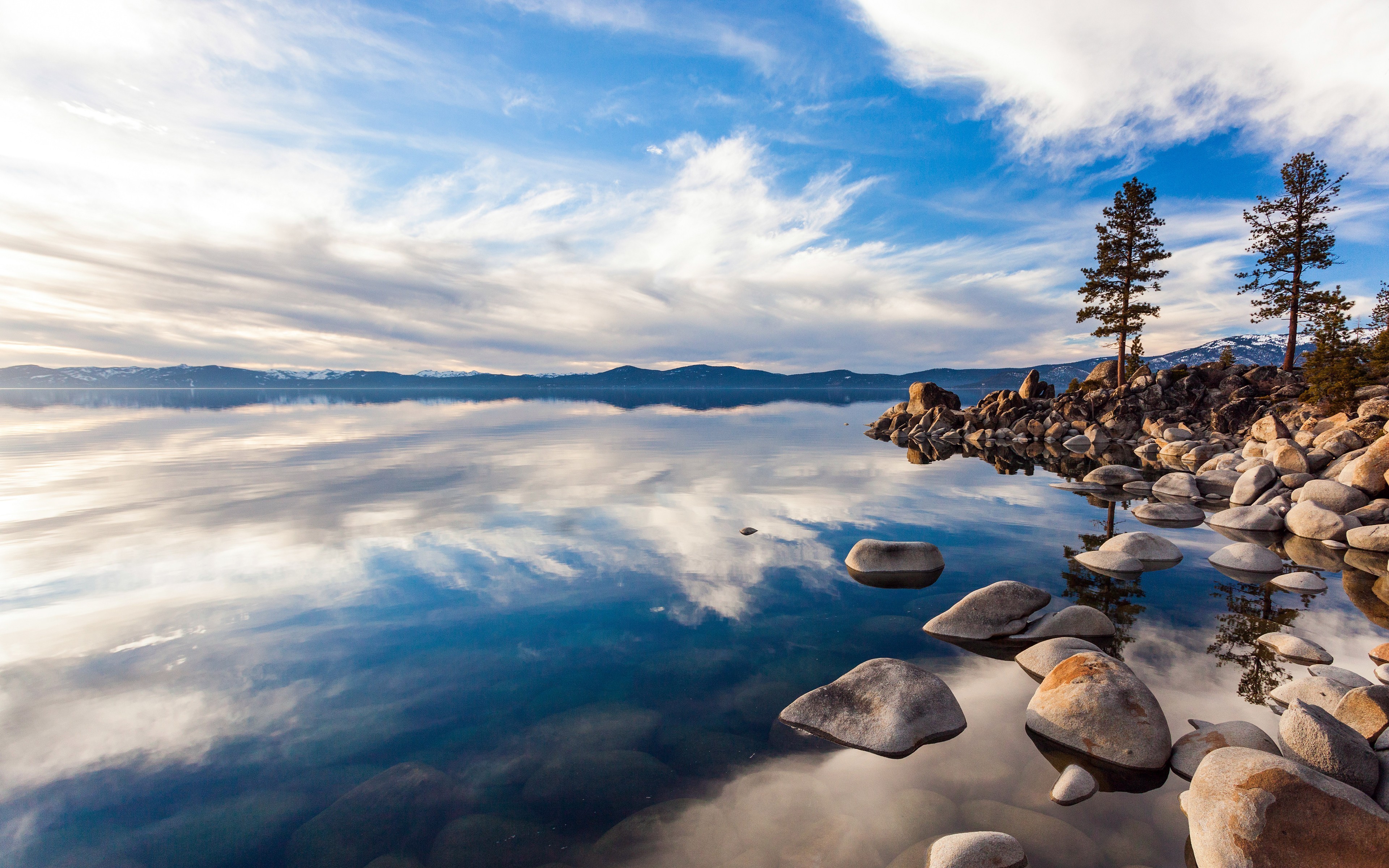 Free photo Tranquil stone shore on the lake