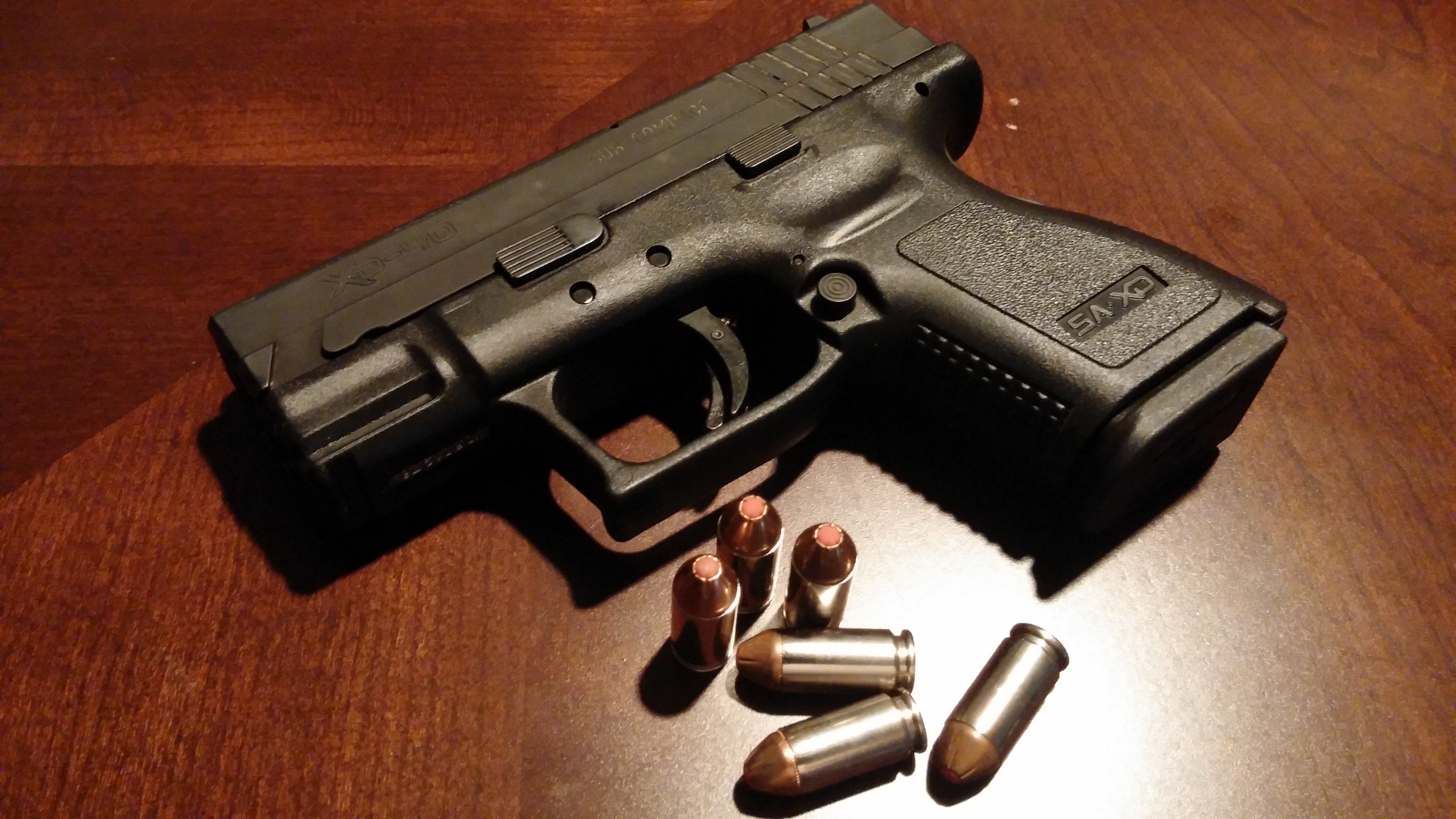 Бесплатное фото Обои с изображением пистолета с патронами