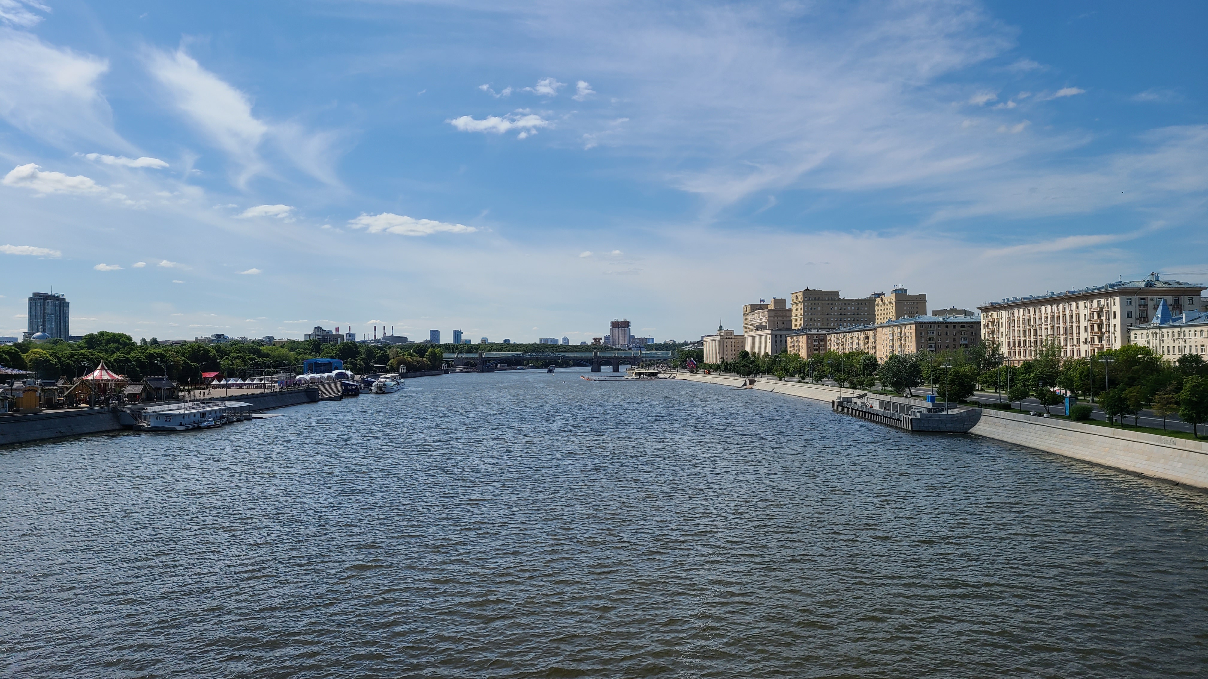 Free photo City river with a pier and arch bridge