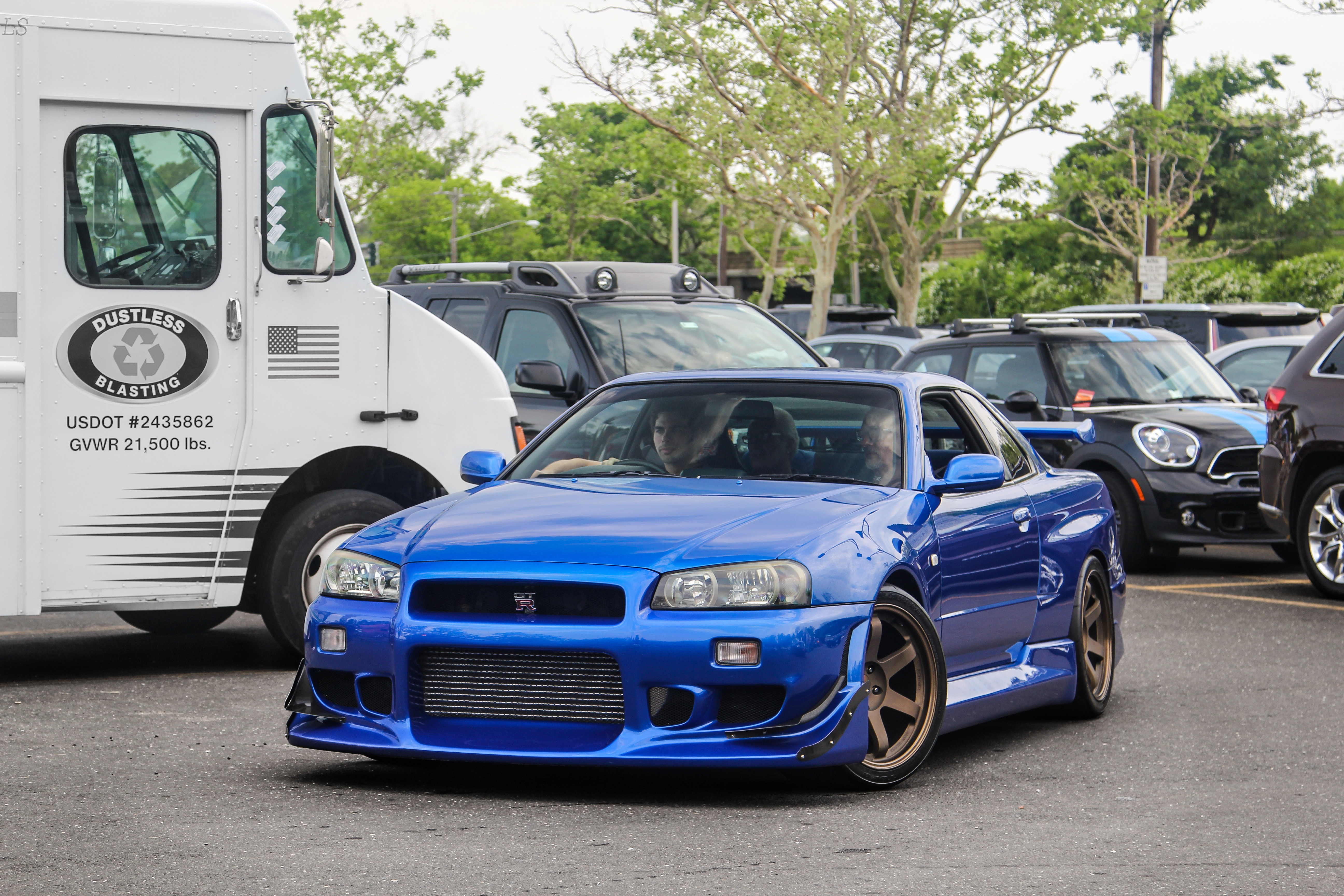 Free photo Blue Nissan Skyline