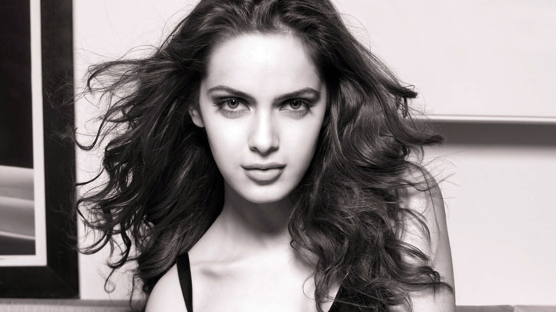 Shazahn Padamsee на монохромном снимке