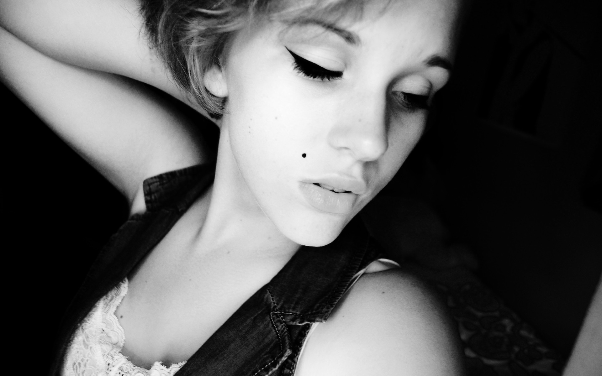 Обои каштановые волосы художественная модель женщина на рабочий стол