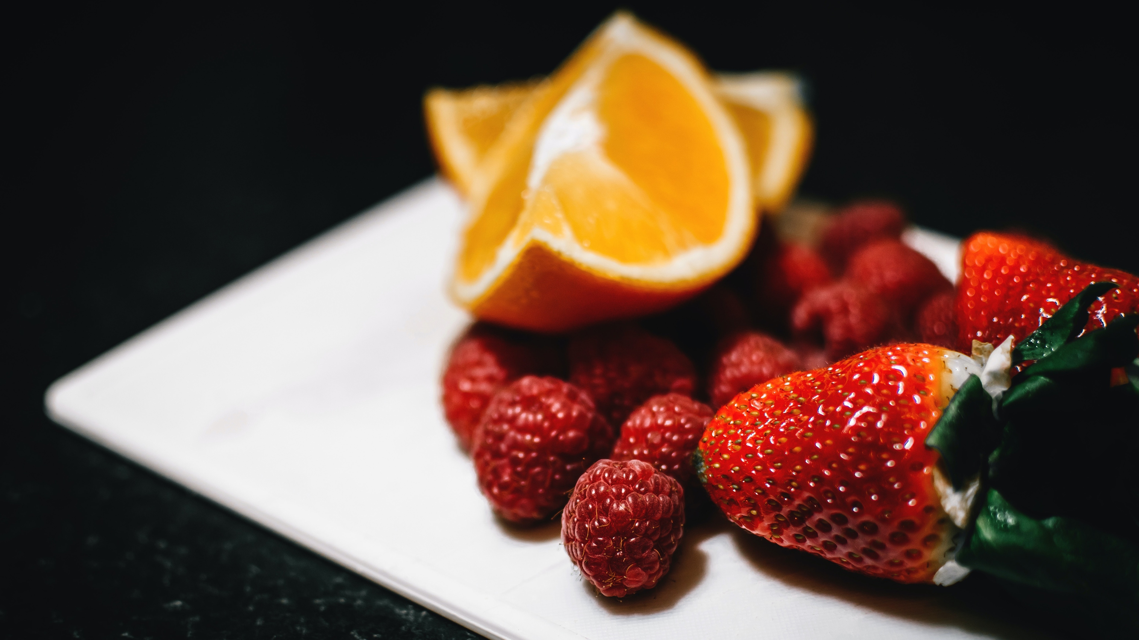 Free photo Wild berries with orange slices