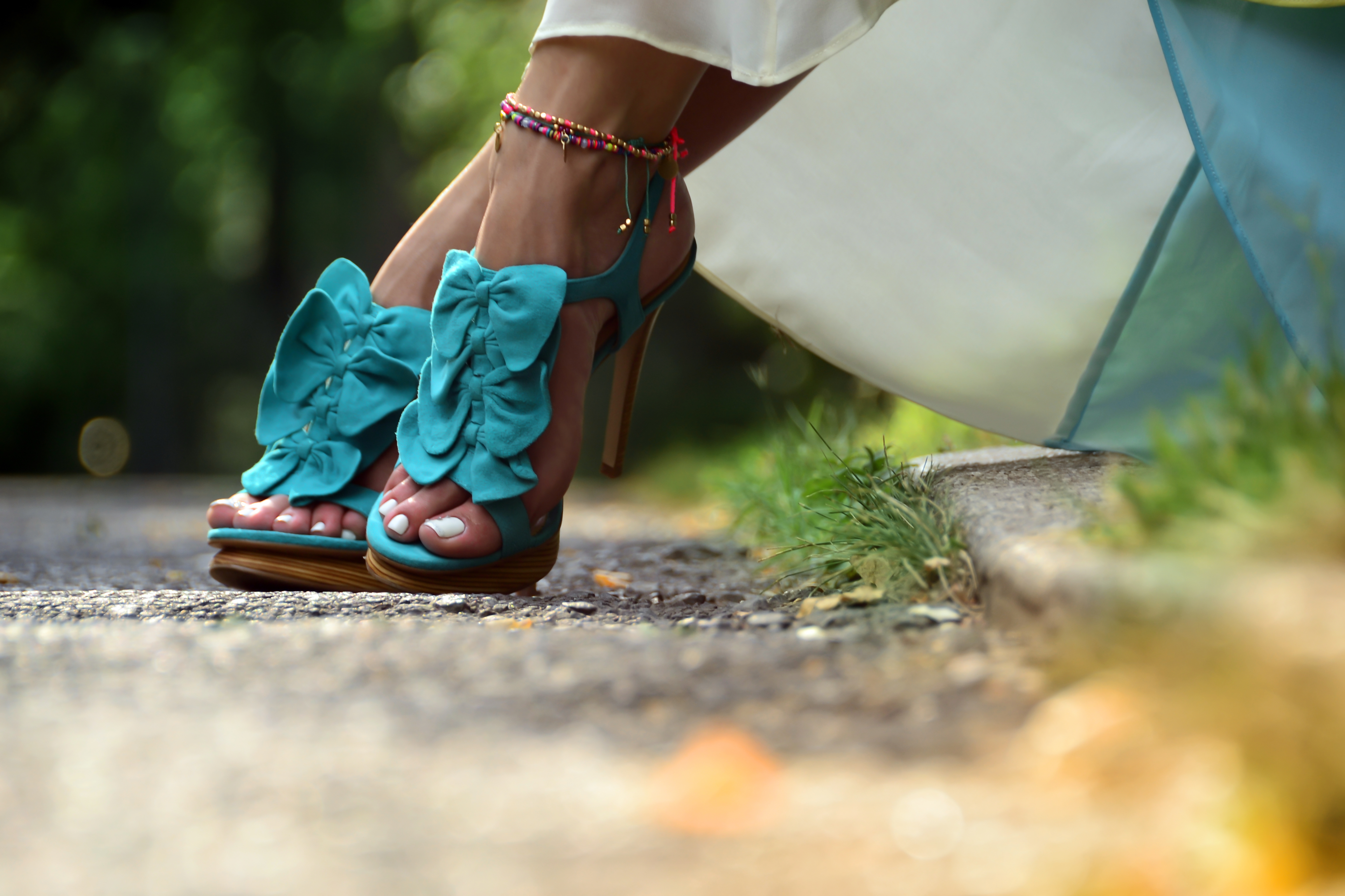 Wallpapers white green blue on the desktop