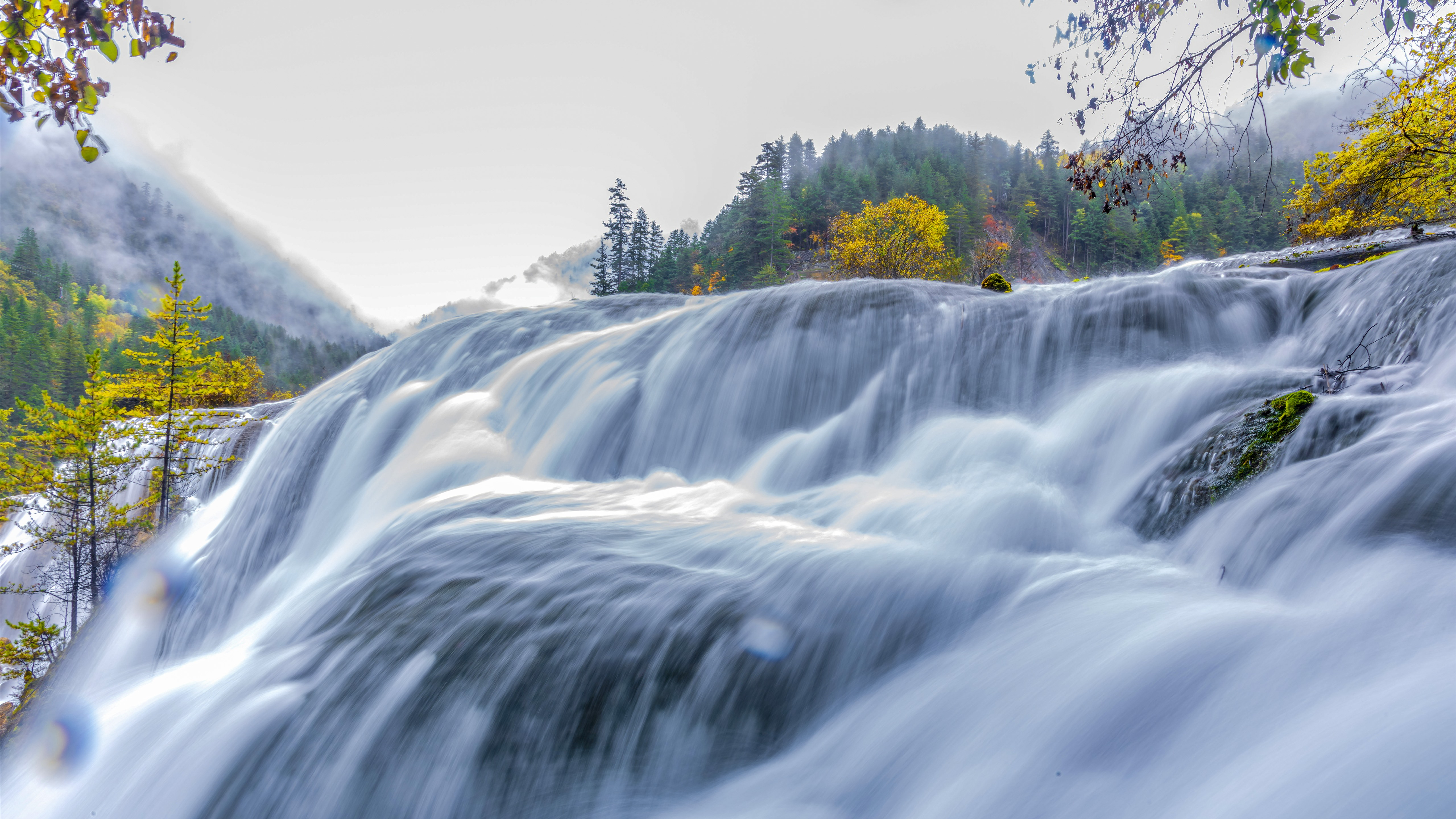 Free photo A beautiful waterfall in China