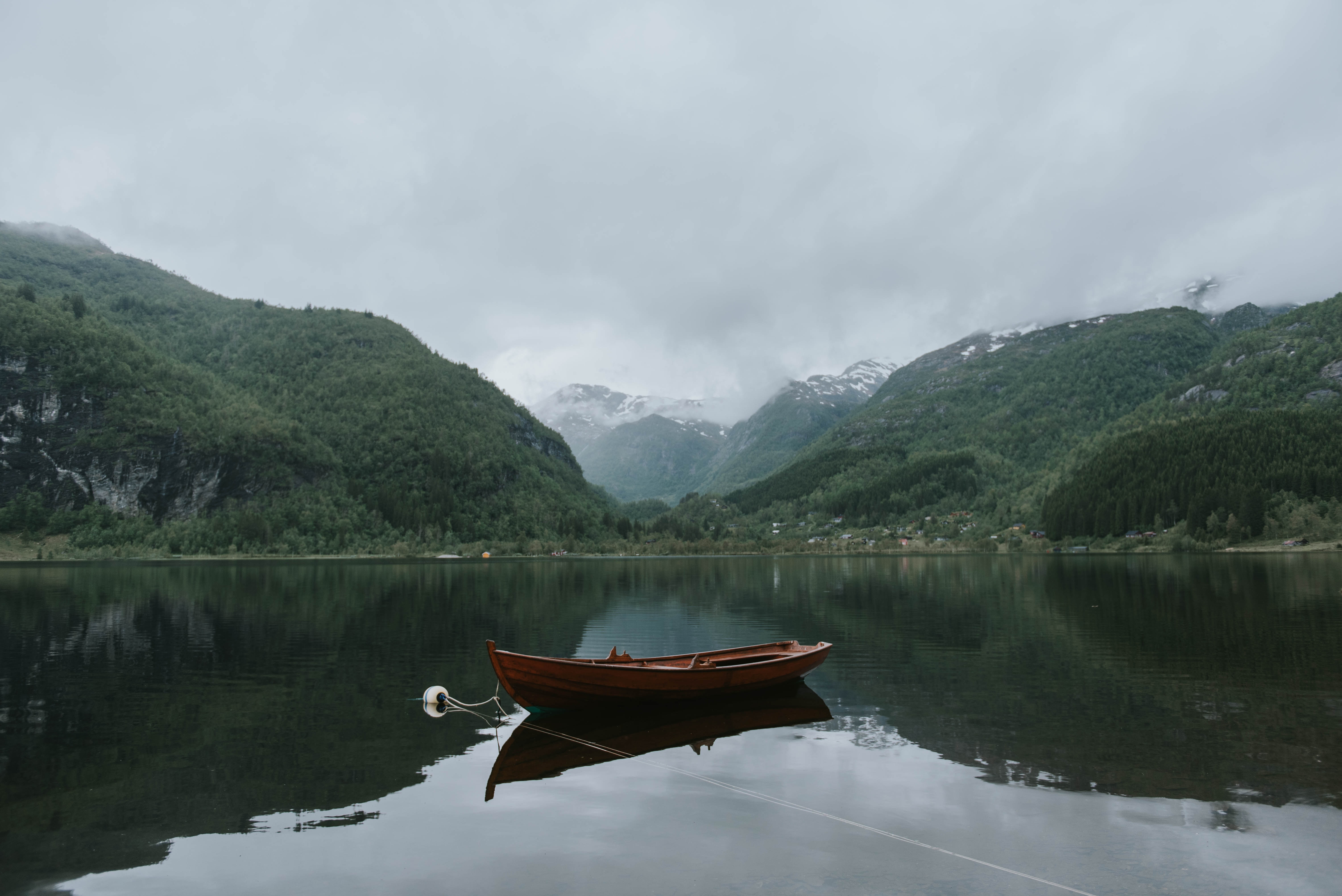 湖面上一艘孤独木船的照片