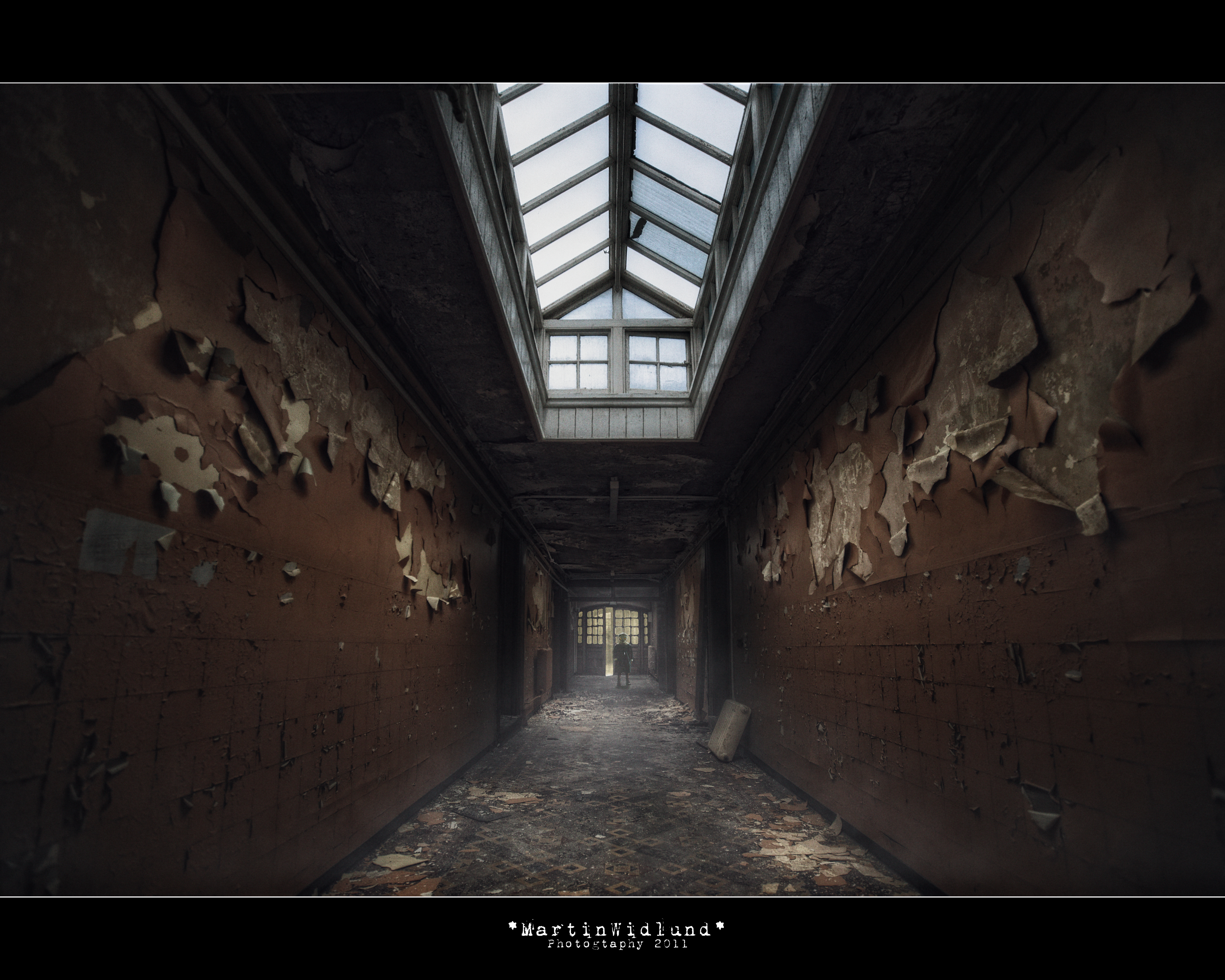 Wallpapers old window urban on the desktop