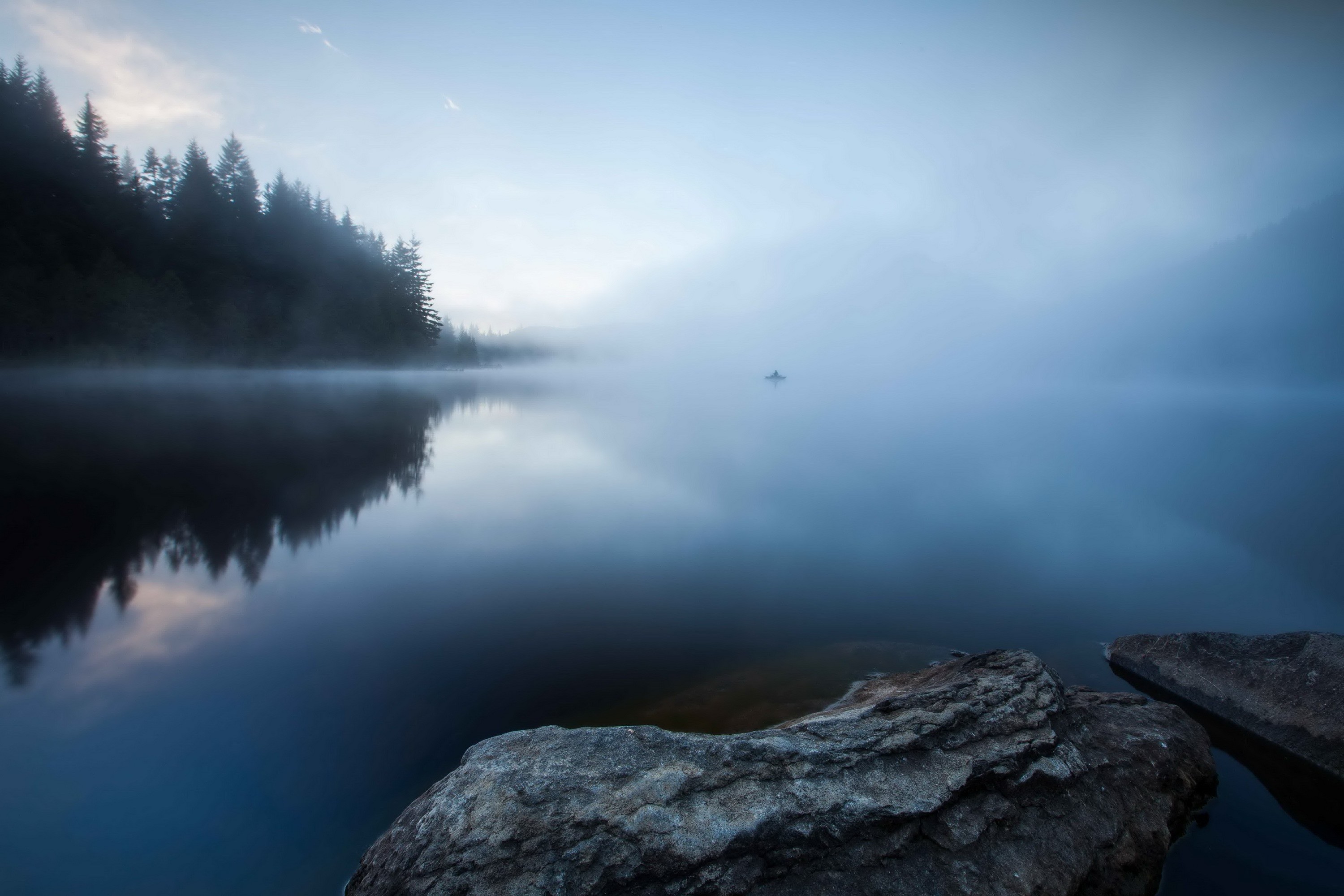 Free photo Foggy morning at the lake