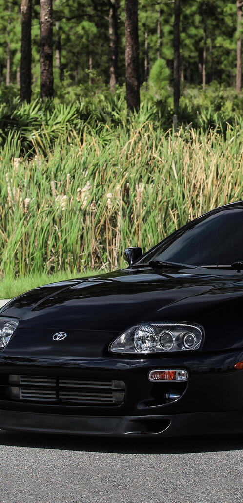 Бесплатное фото Тонированная Toyota Supra в черном цвете