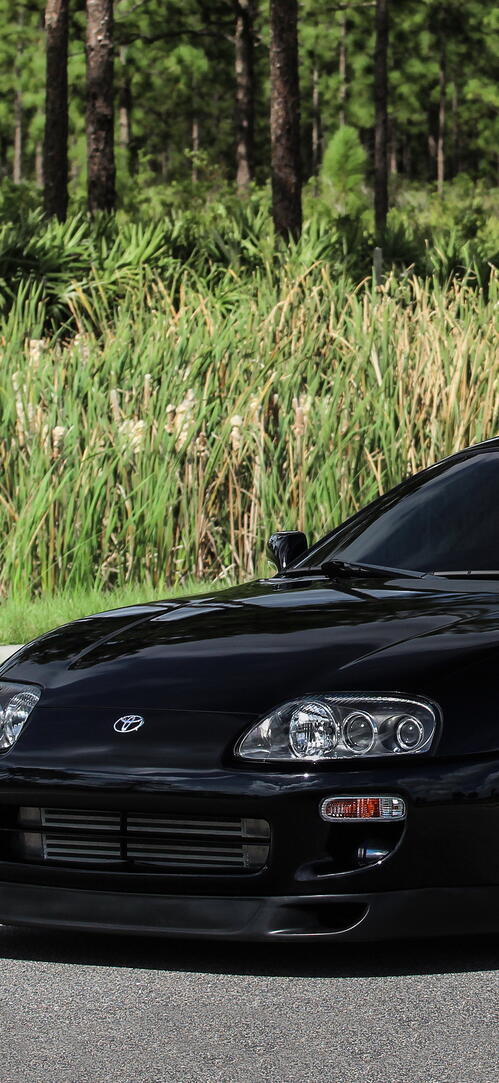 Бесплатное фото Тонированная Toyota Supra в черном цвете