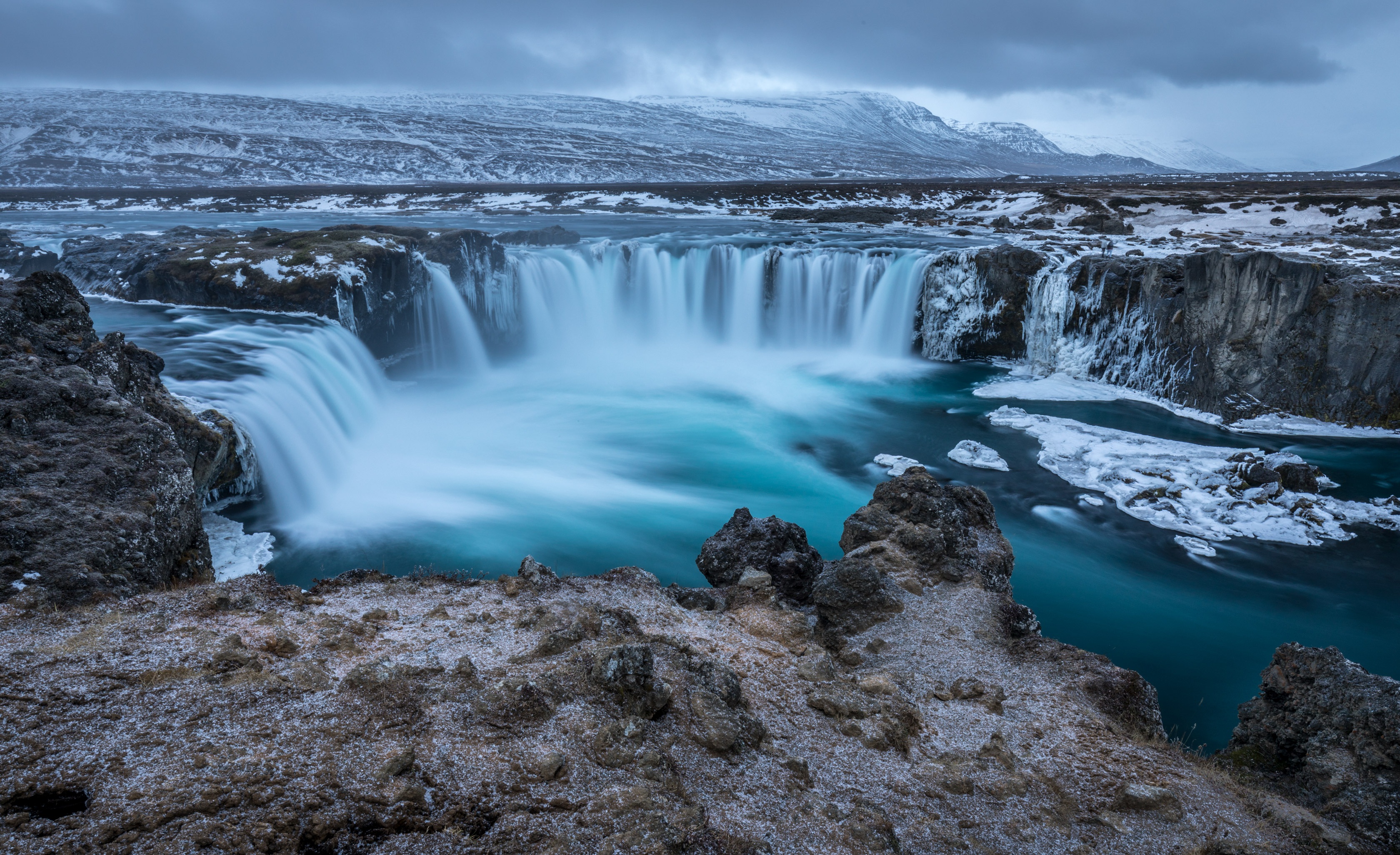 Free photo A frosty evening by the waterfall