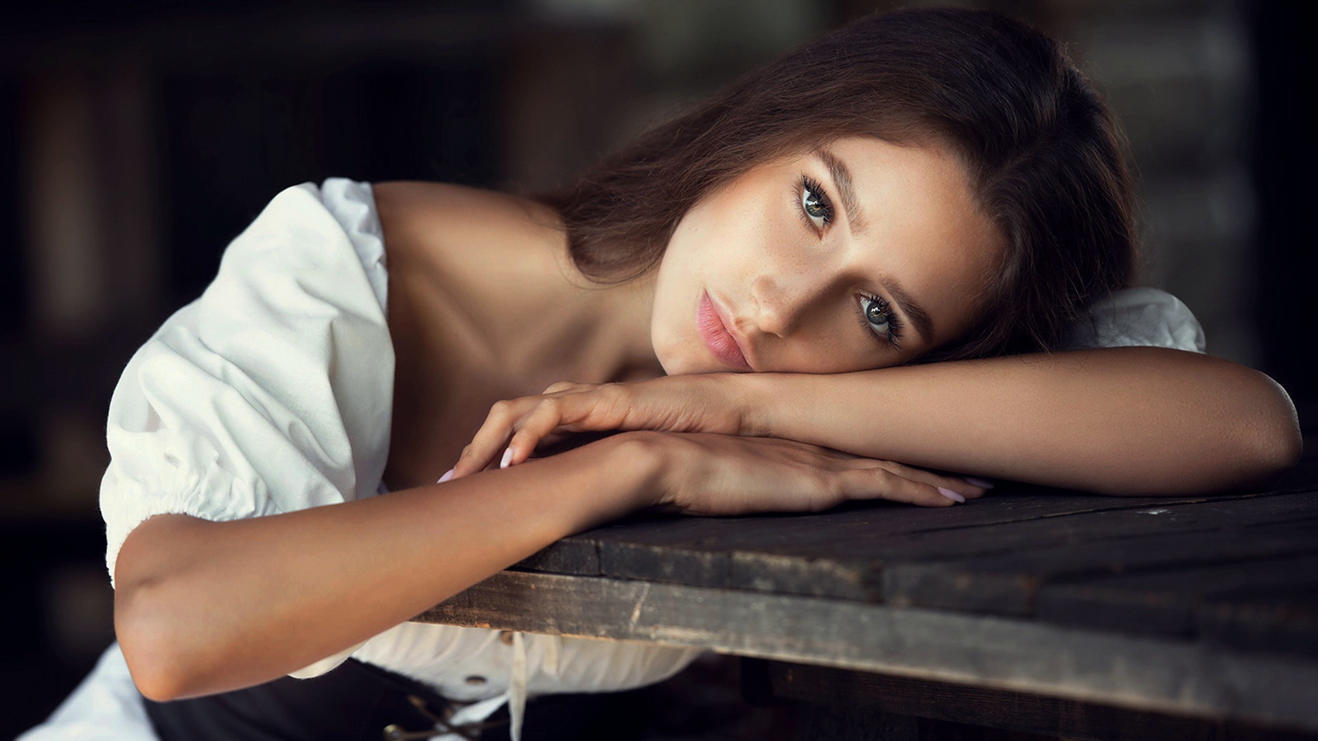 Free photo Portrait of a girl and a table