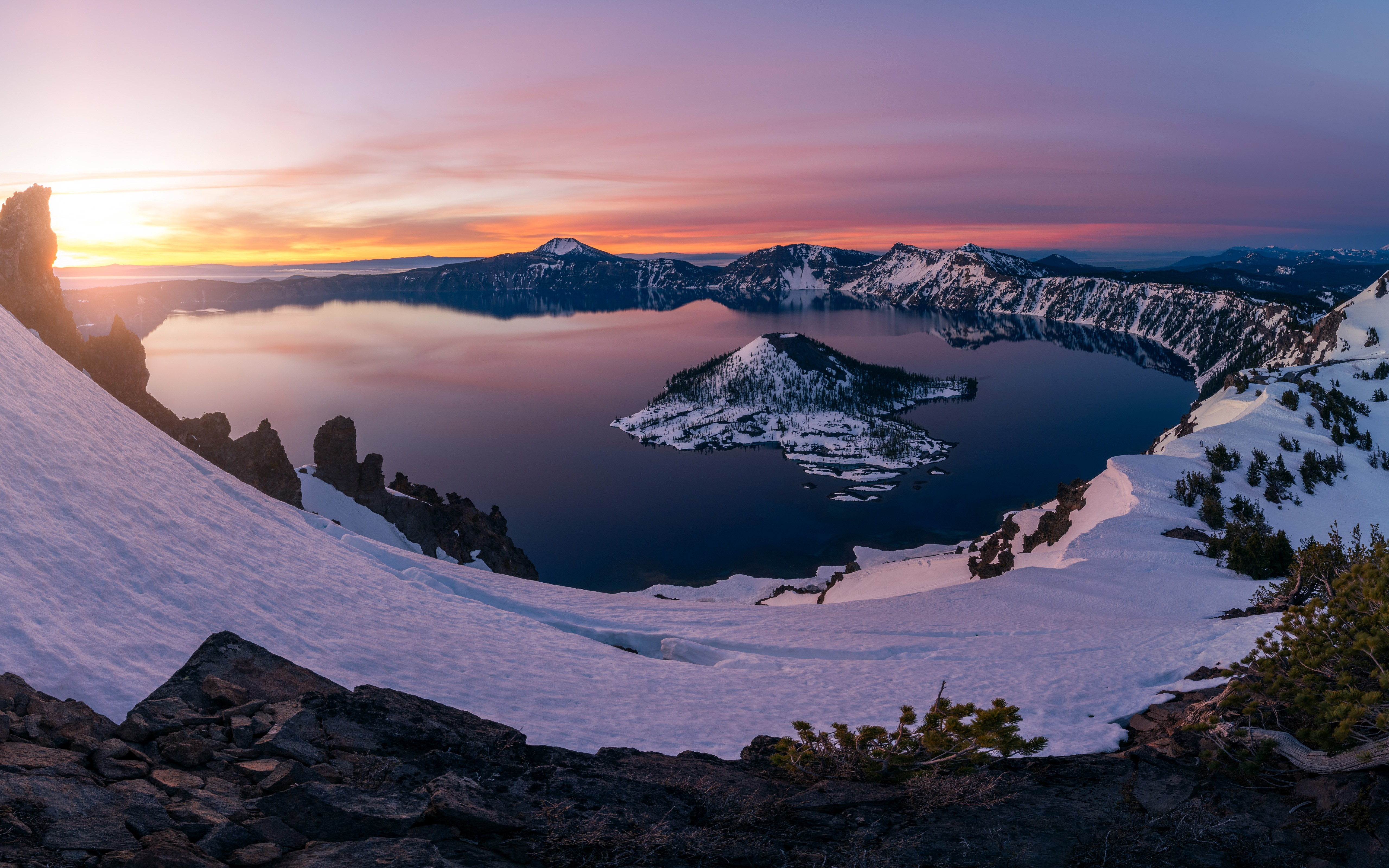 Free photo A lake in the crater of Iceland in winter