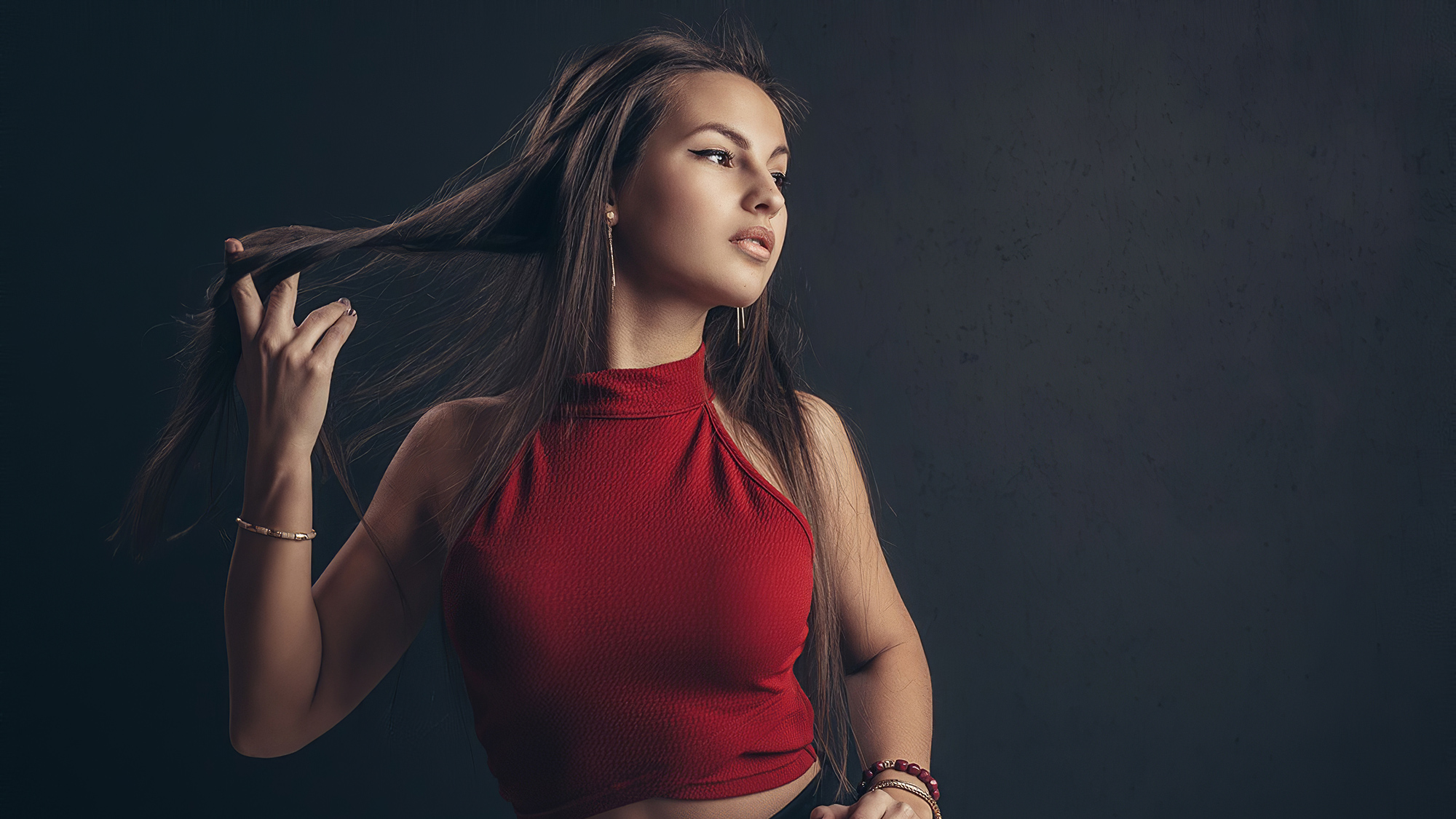 Free photo Dark-haired girl in a red top