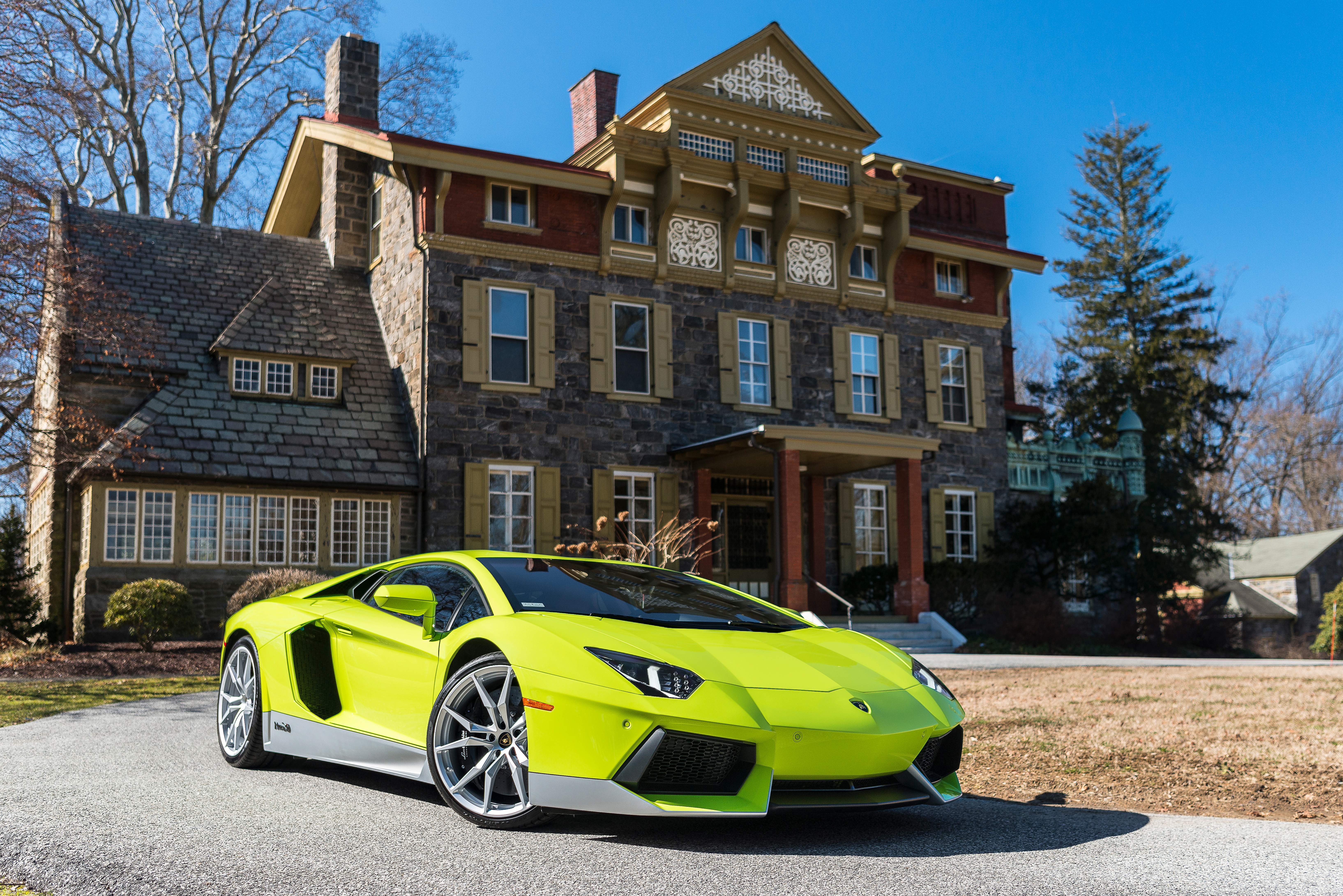 免费照片豪宅前的兰博基尼 Aventador。