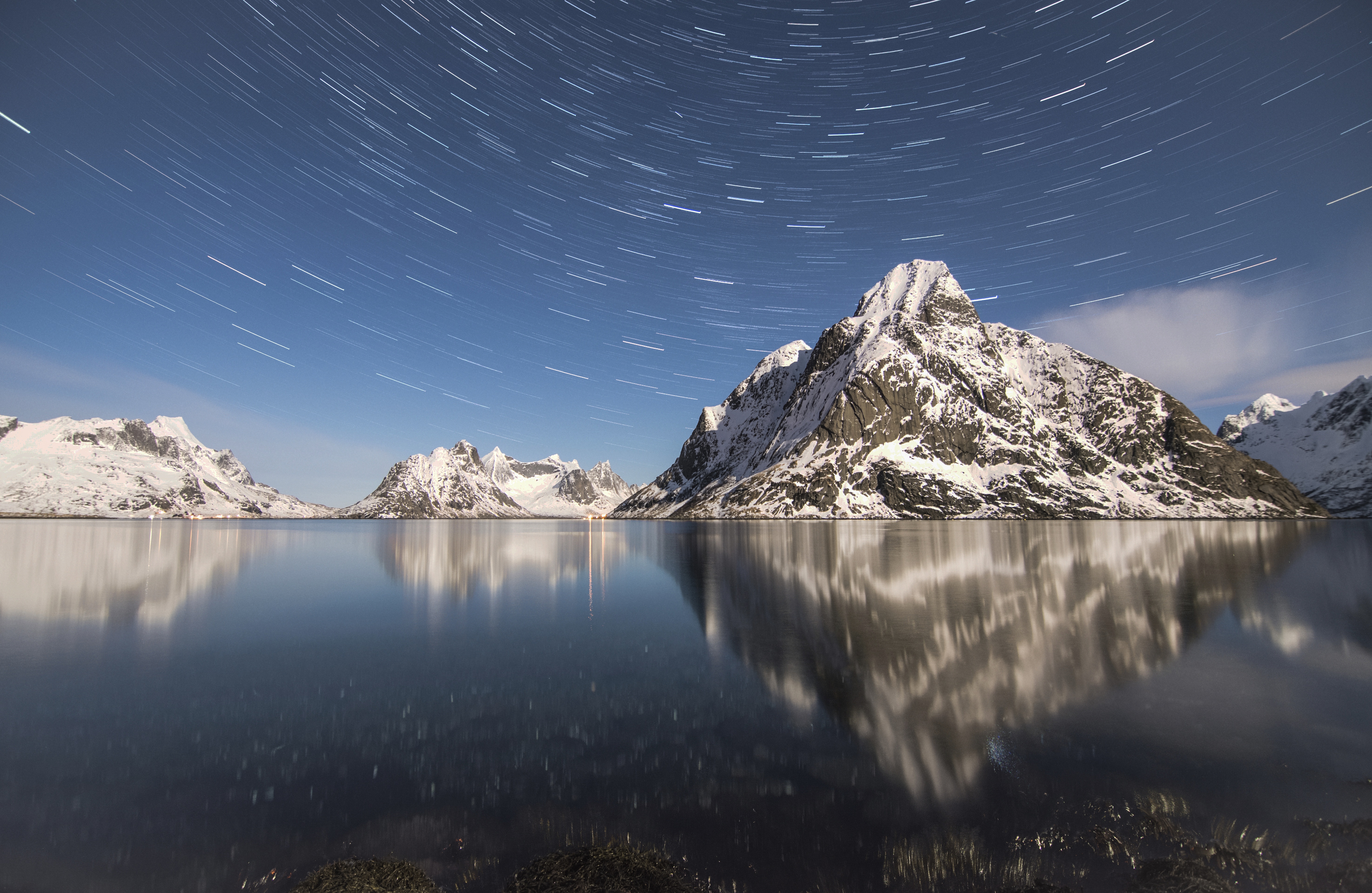 Free photo Snowy mountains near the island