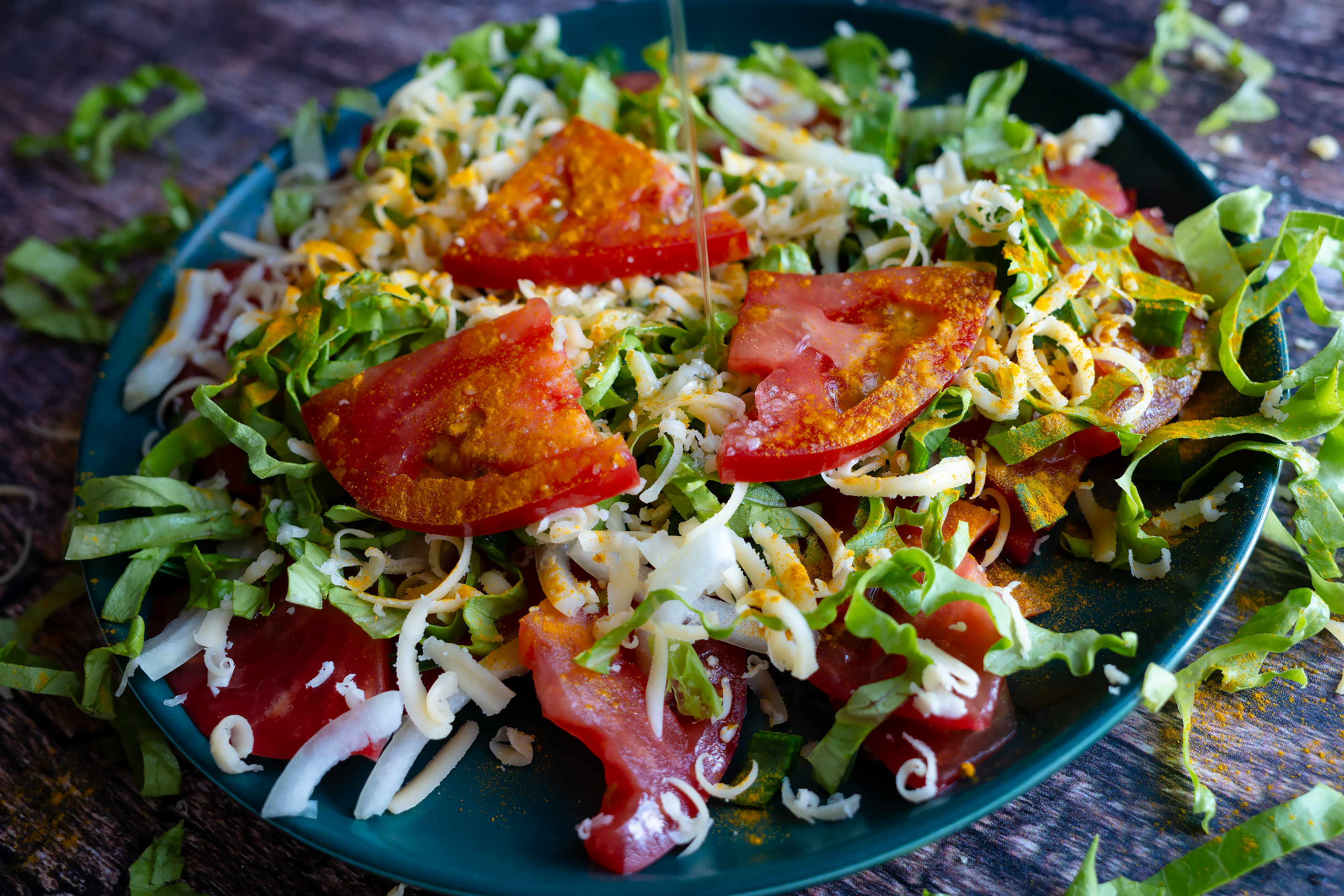 Бесплатное фото Овощной салат с сыром и маслом