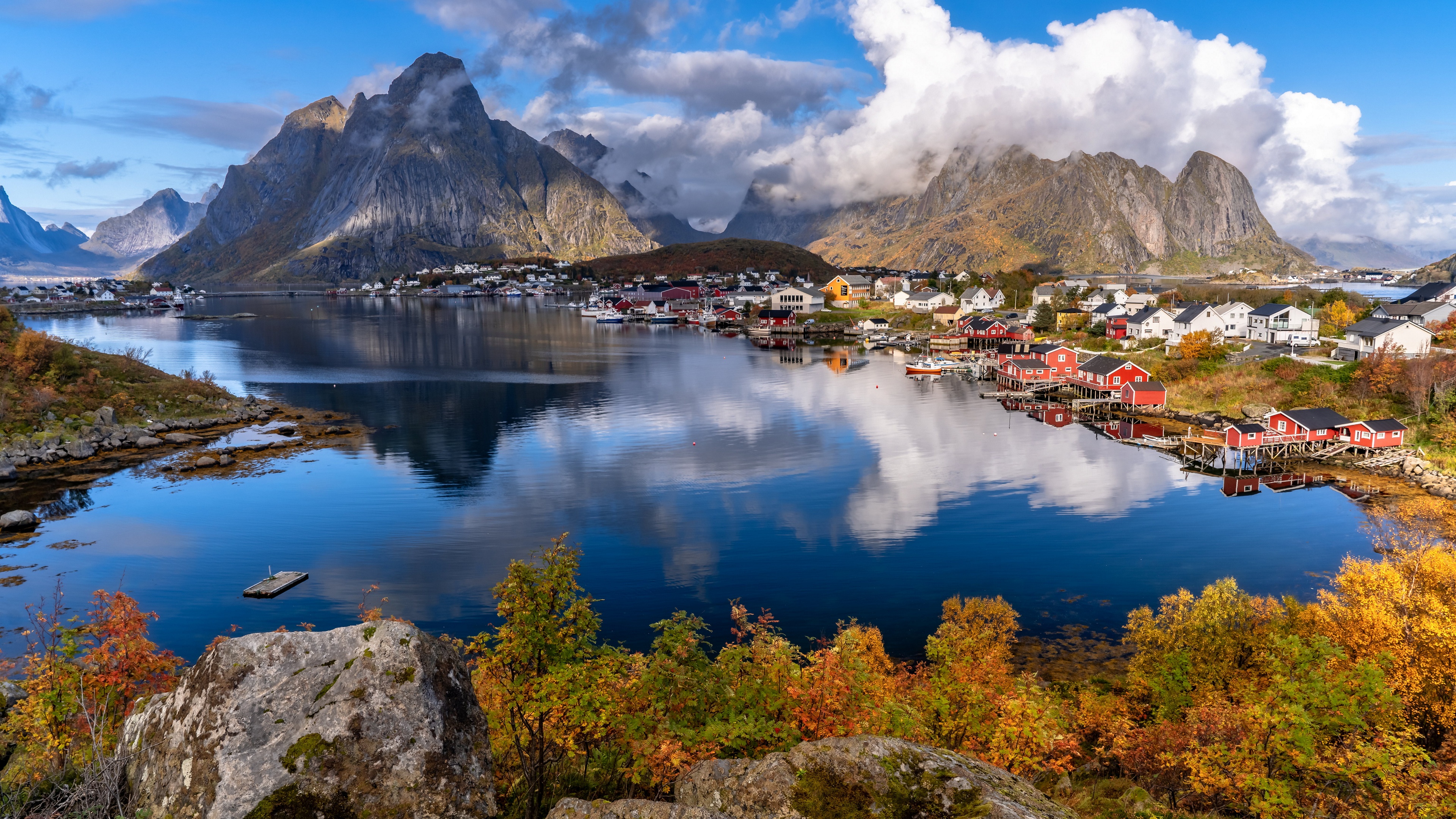 Free photo A peaceful day in a Norwegian fishing village