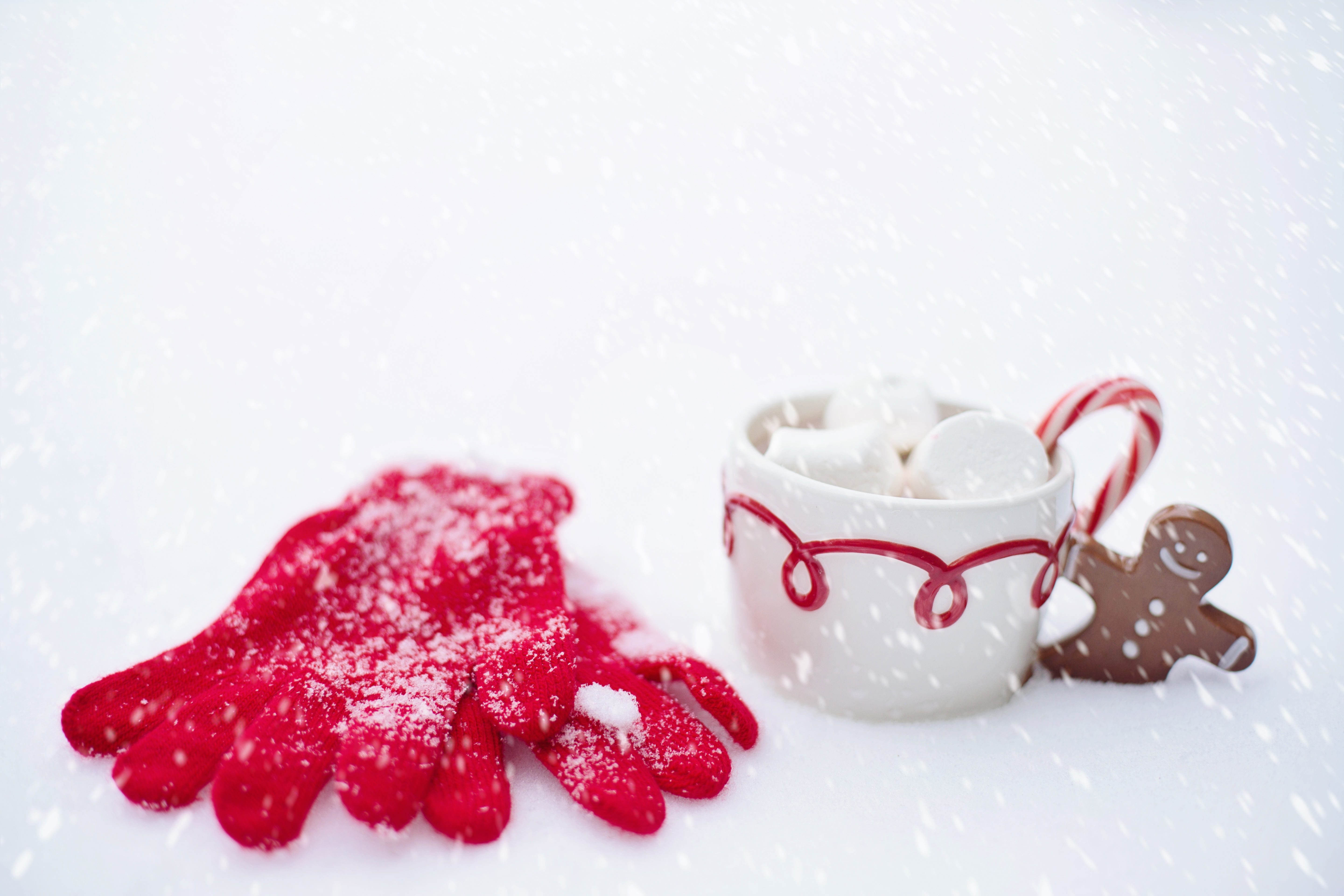 在雪地里戴上红手套，感受新年气氛