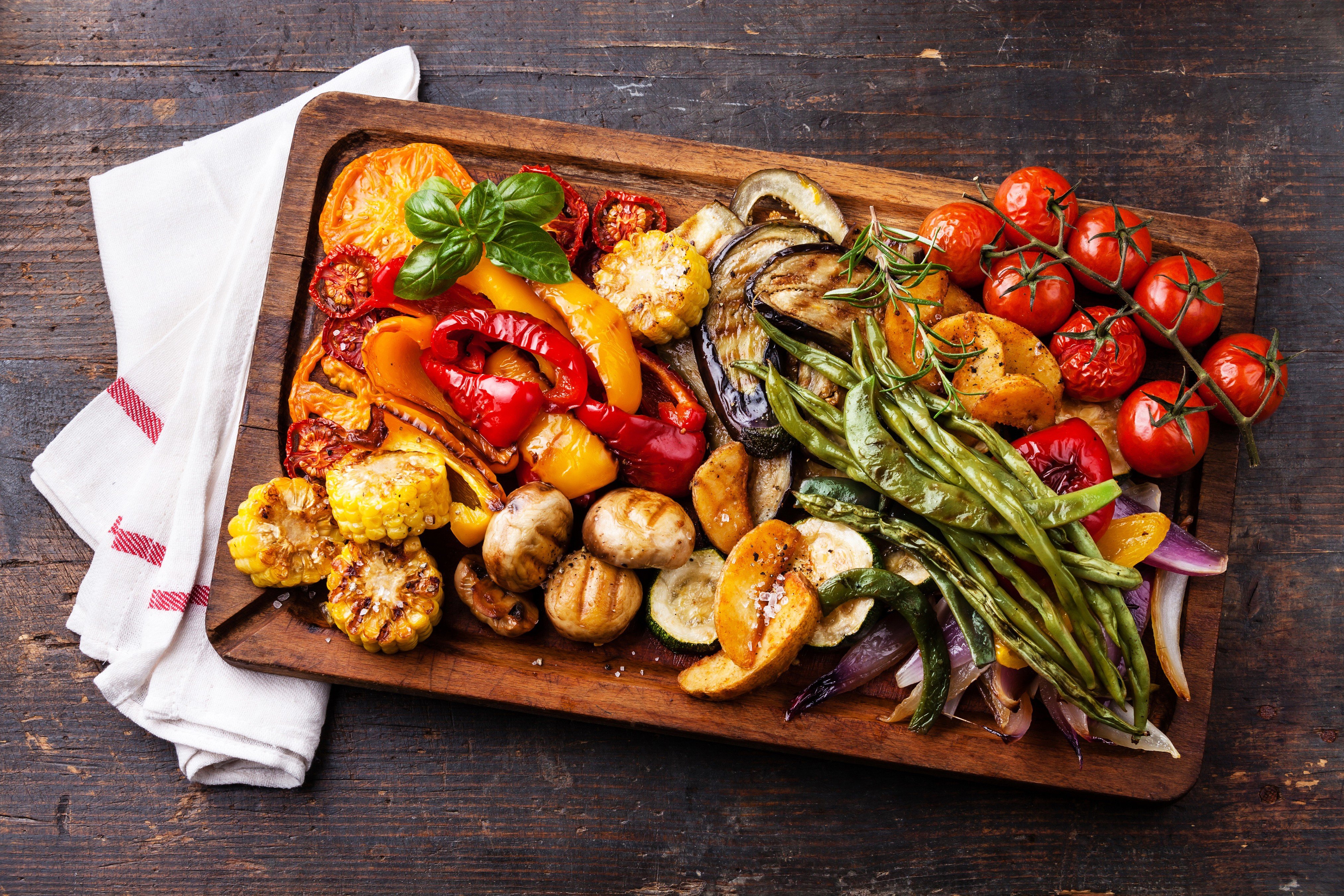 Free photo Baked vegetables on a wooden tray