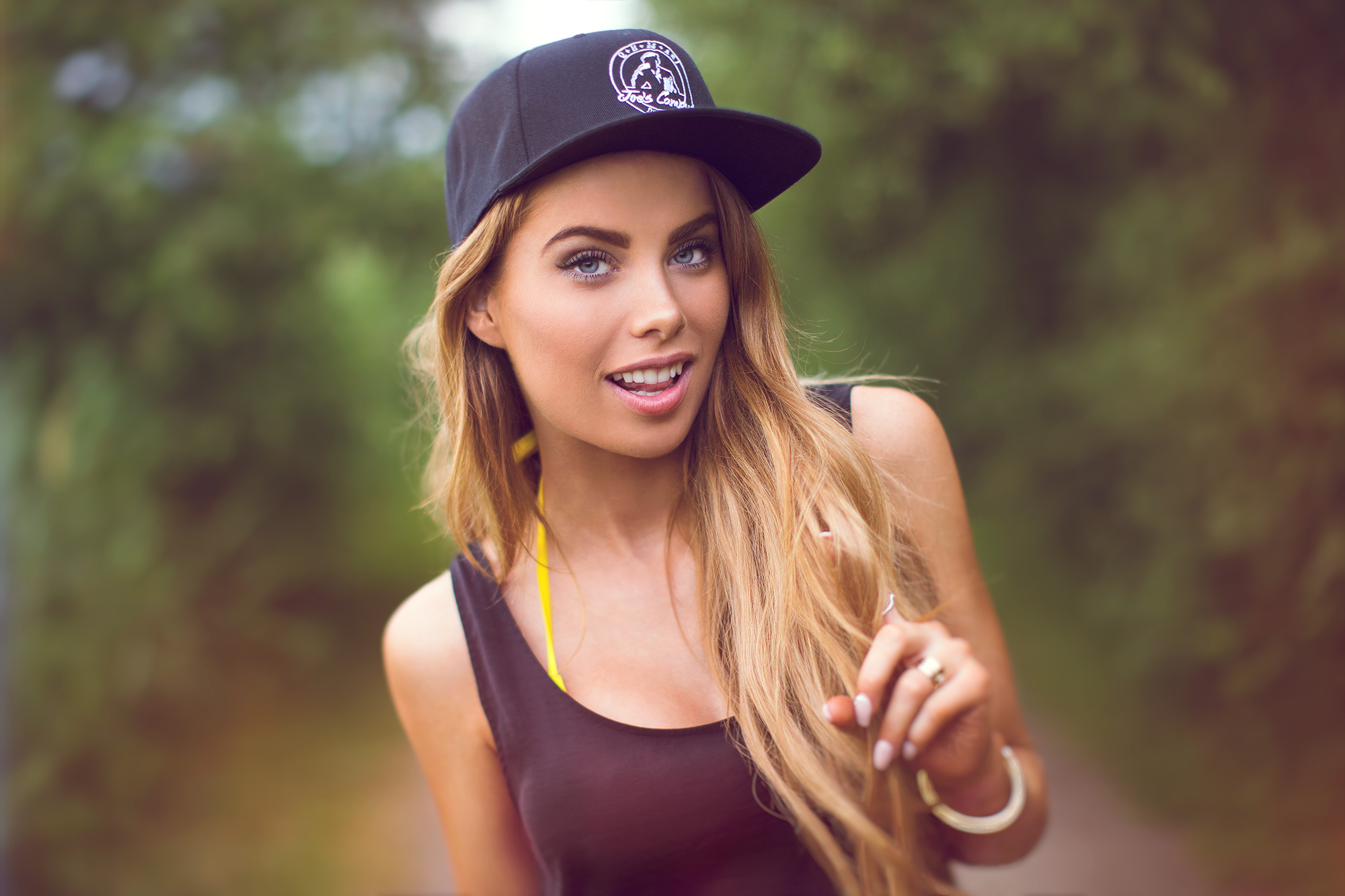 Free photo A young girl in a black cap