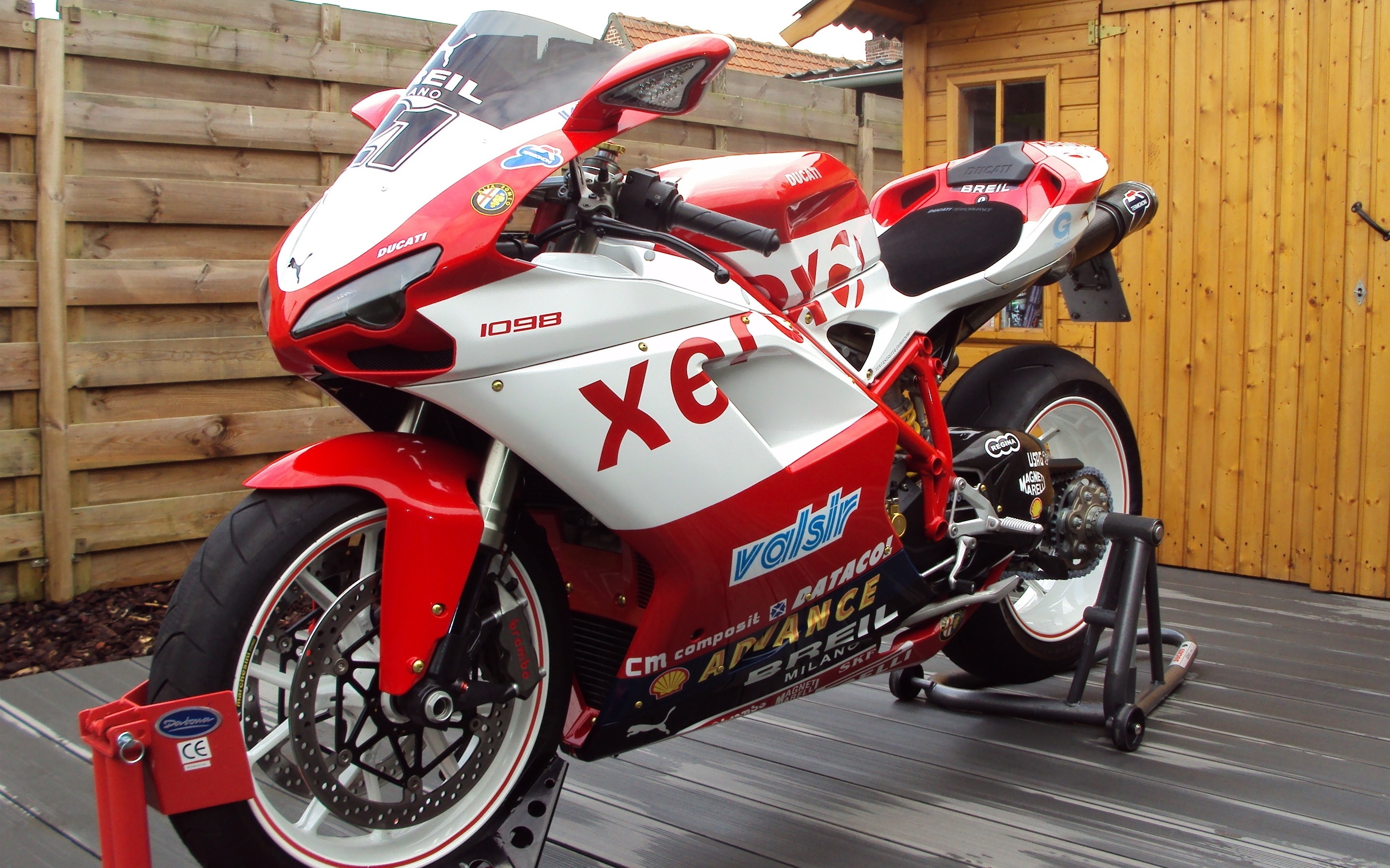 Free photo Red and white ducati 1098 sports bike