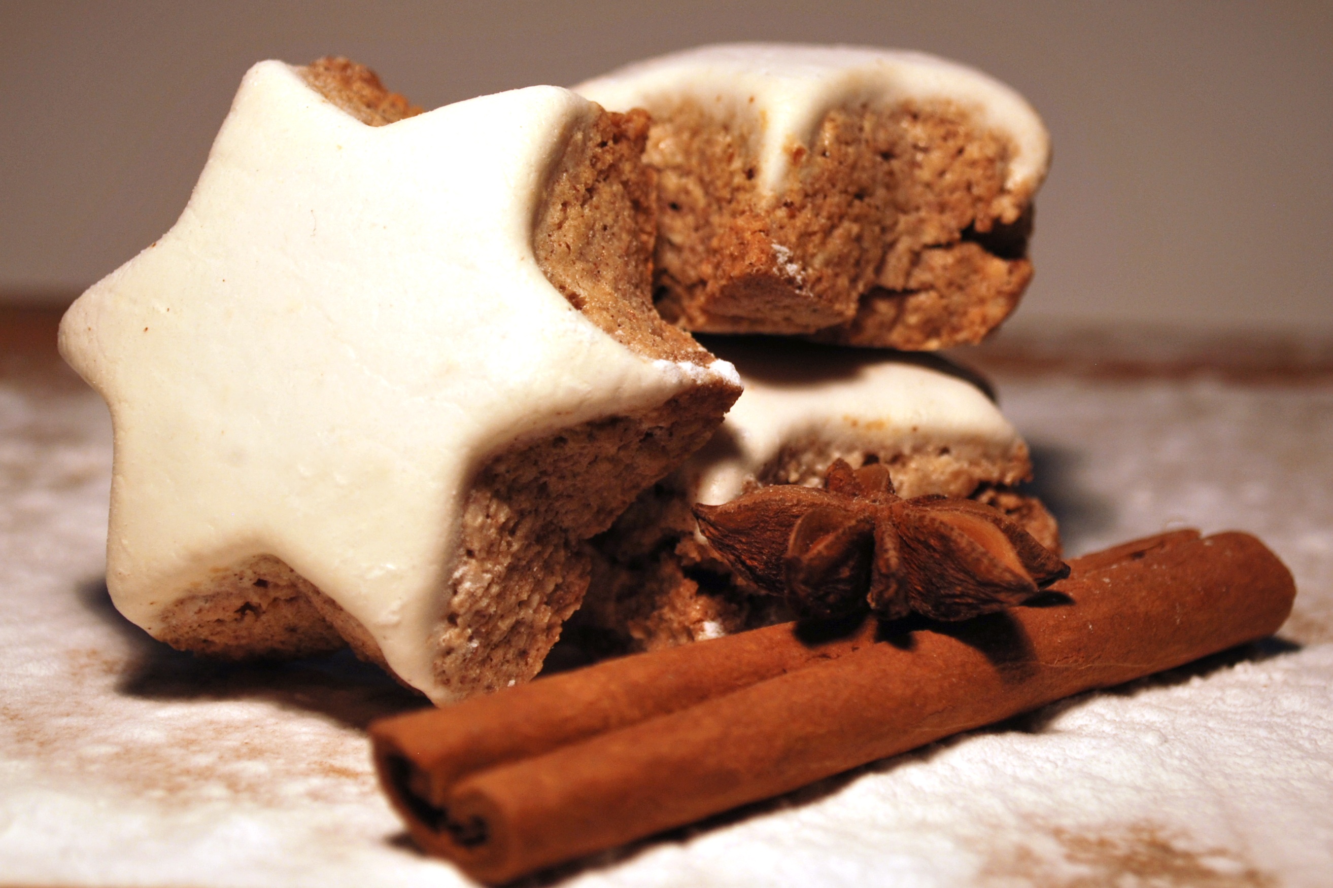 Free photo Star-shaped cookies in white icing