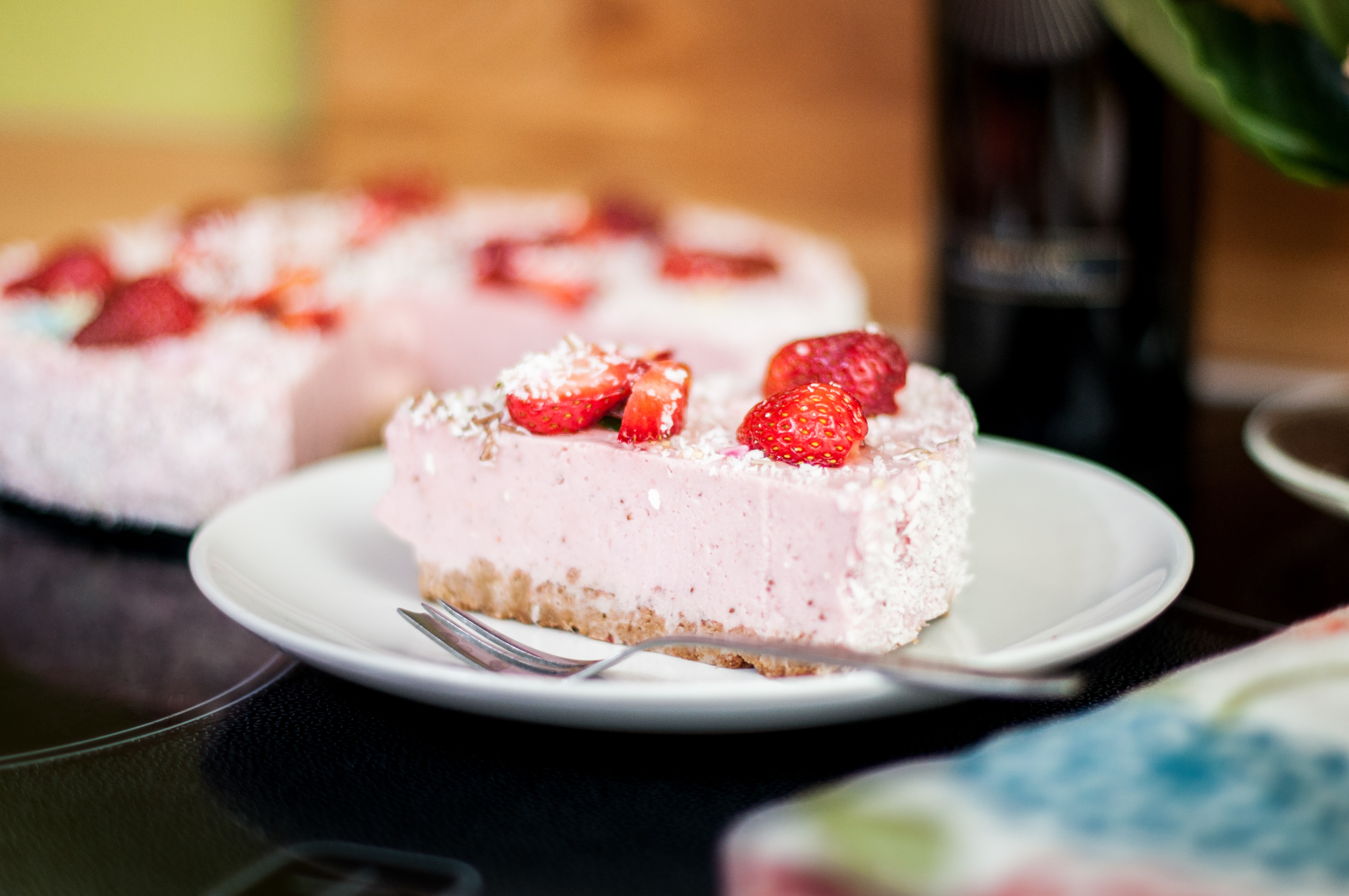 Free photo A slice of strawberry cake