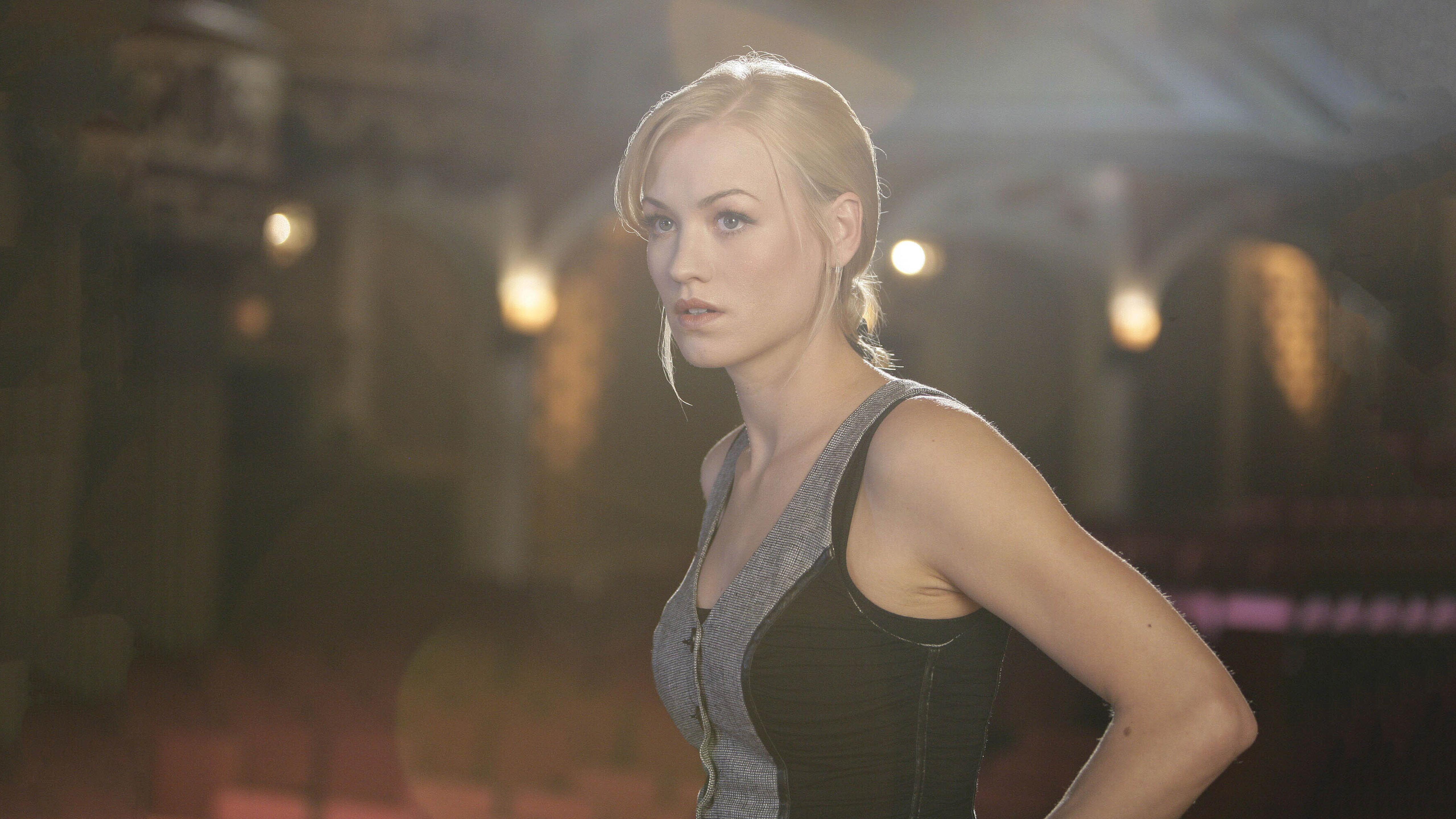 Free photo Blonde-haired Yvonne Strahovski