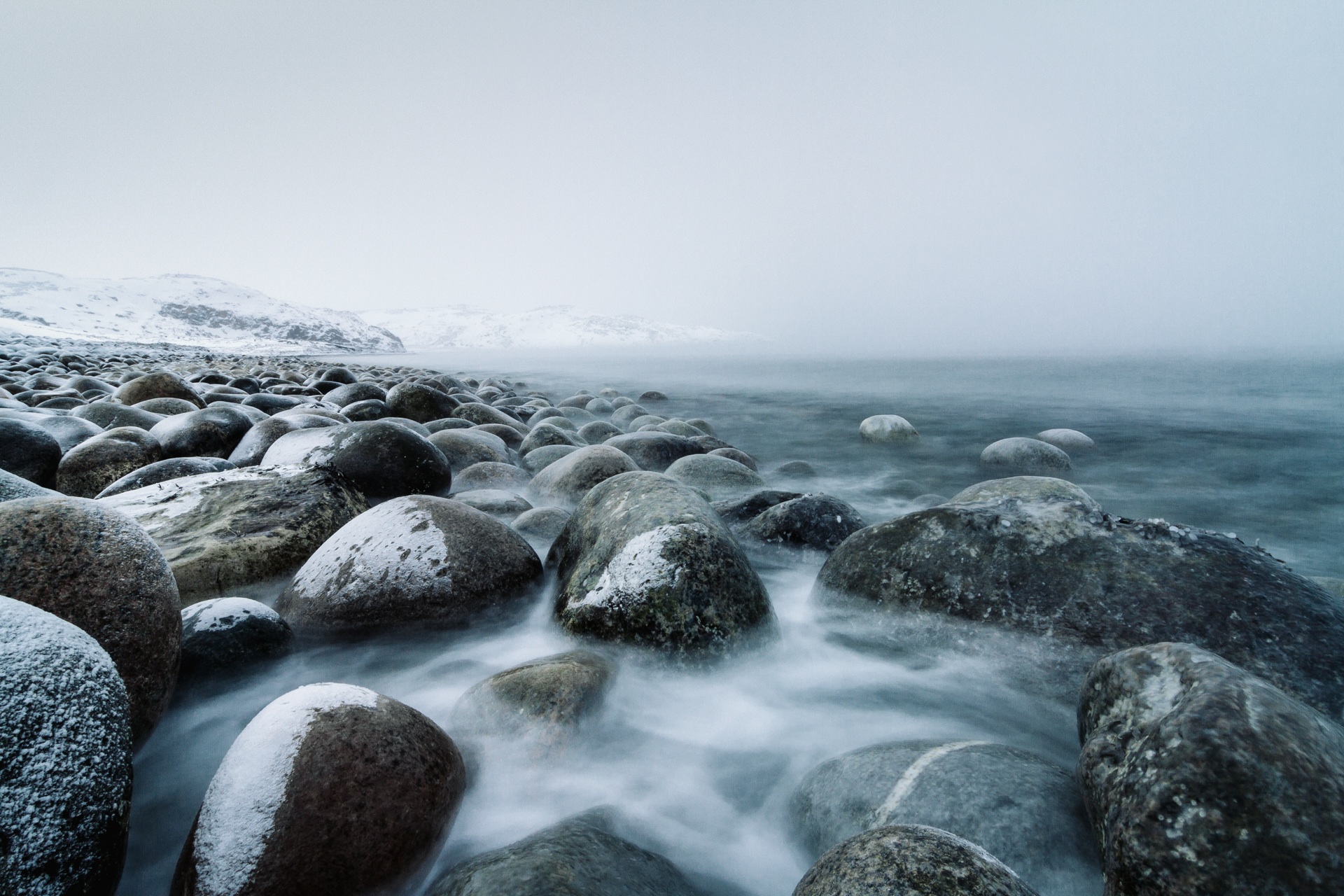 海边的岩石被白雪覆盖