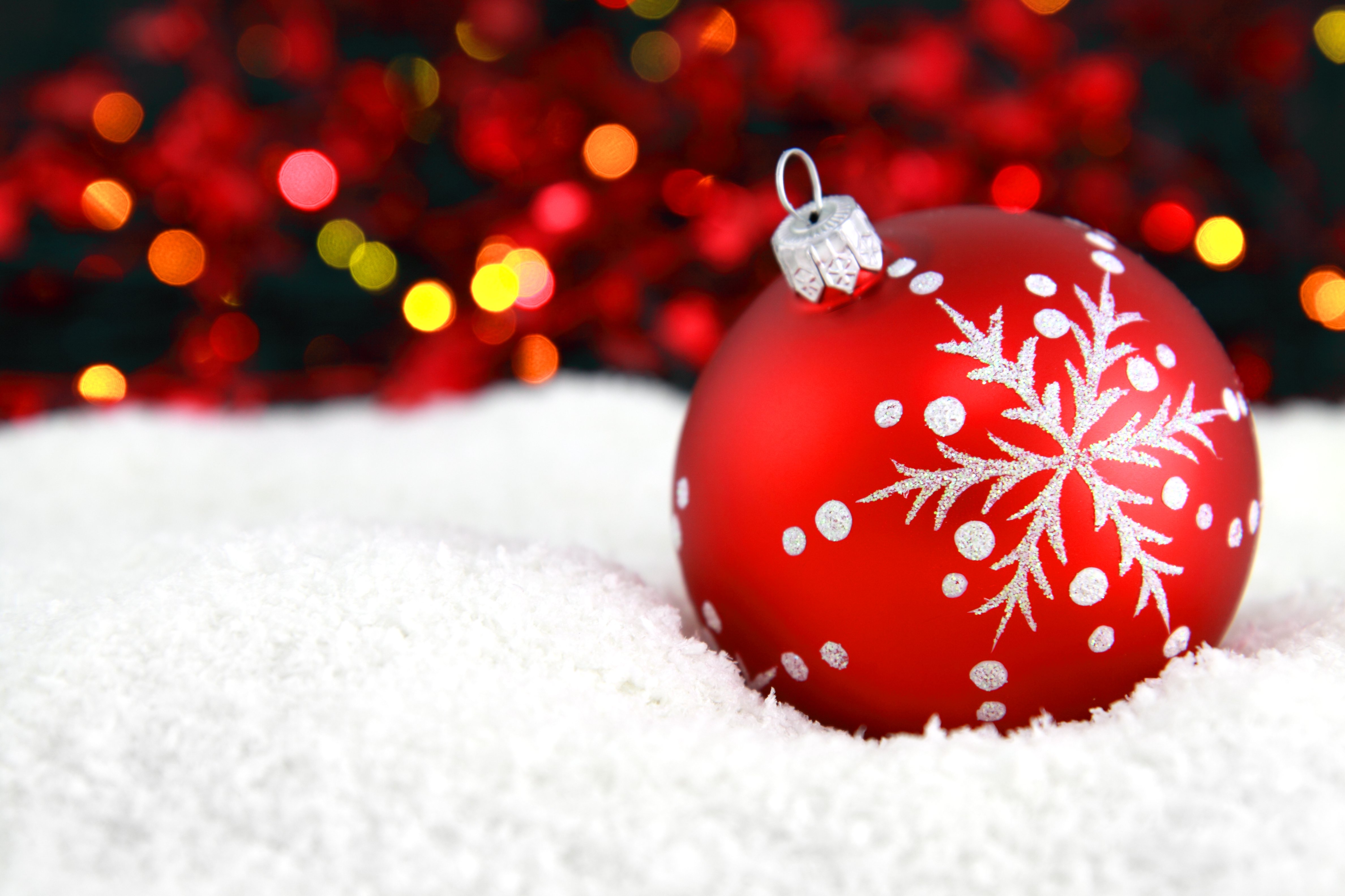 Free photo A red New Year`s Eve balloon with a snowflake.