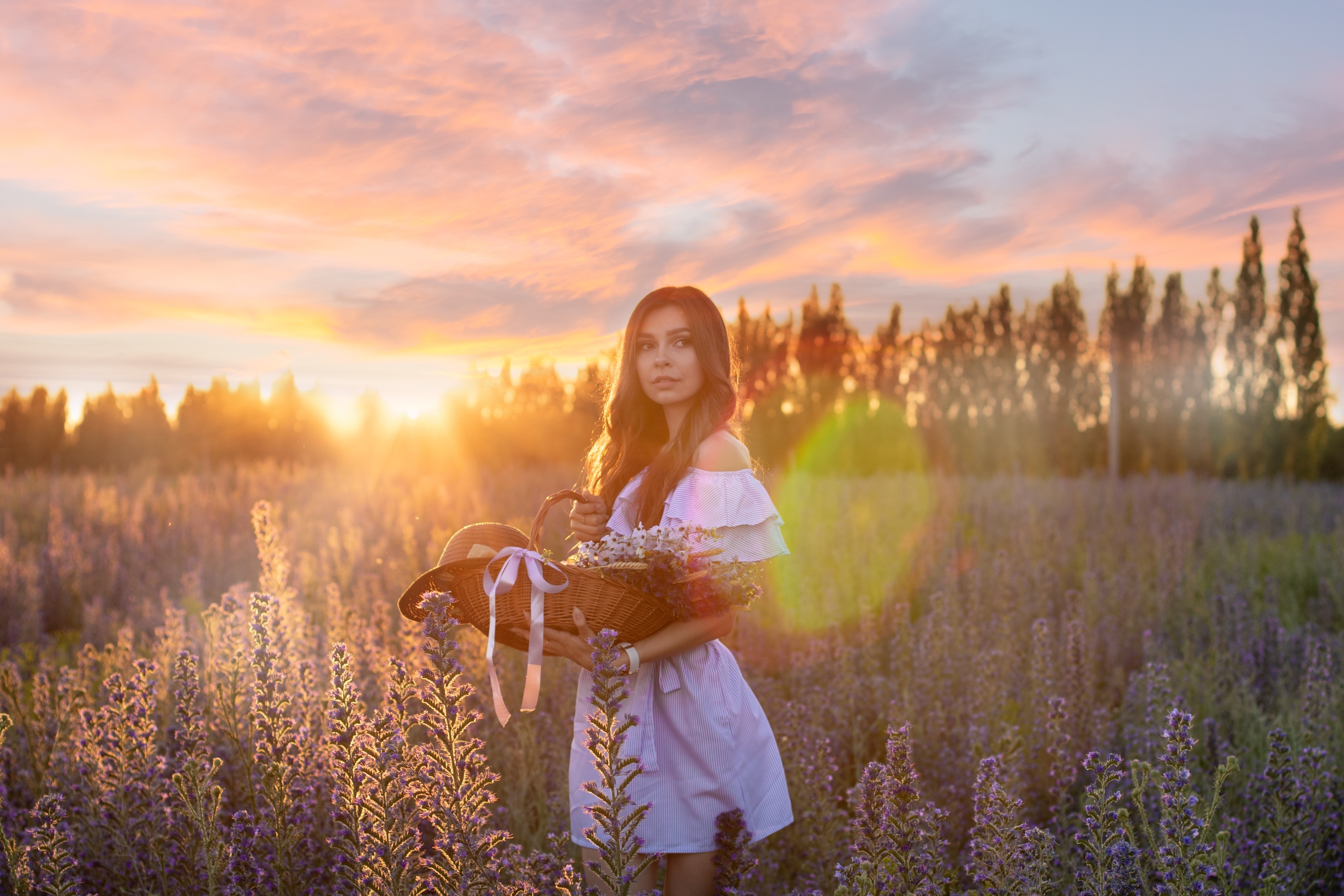 Бесплатное фото Молодая девочка в поле с цветами