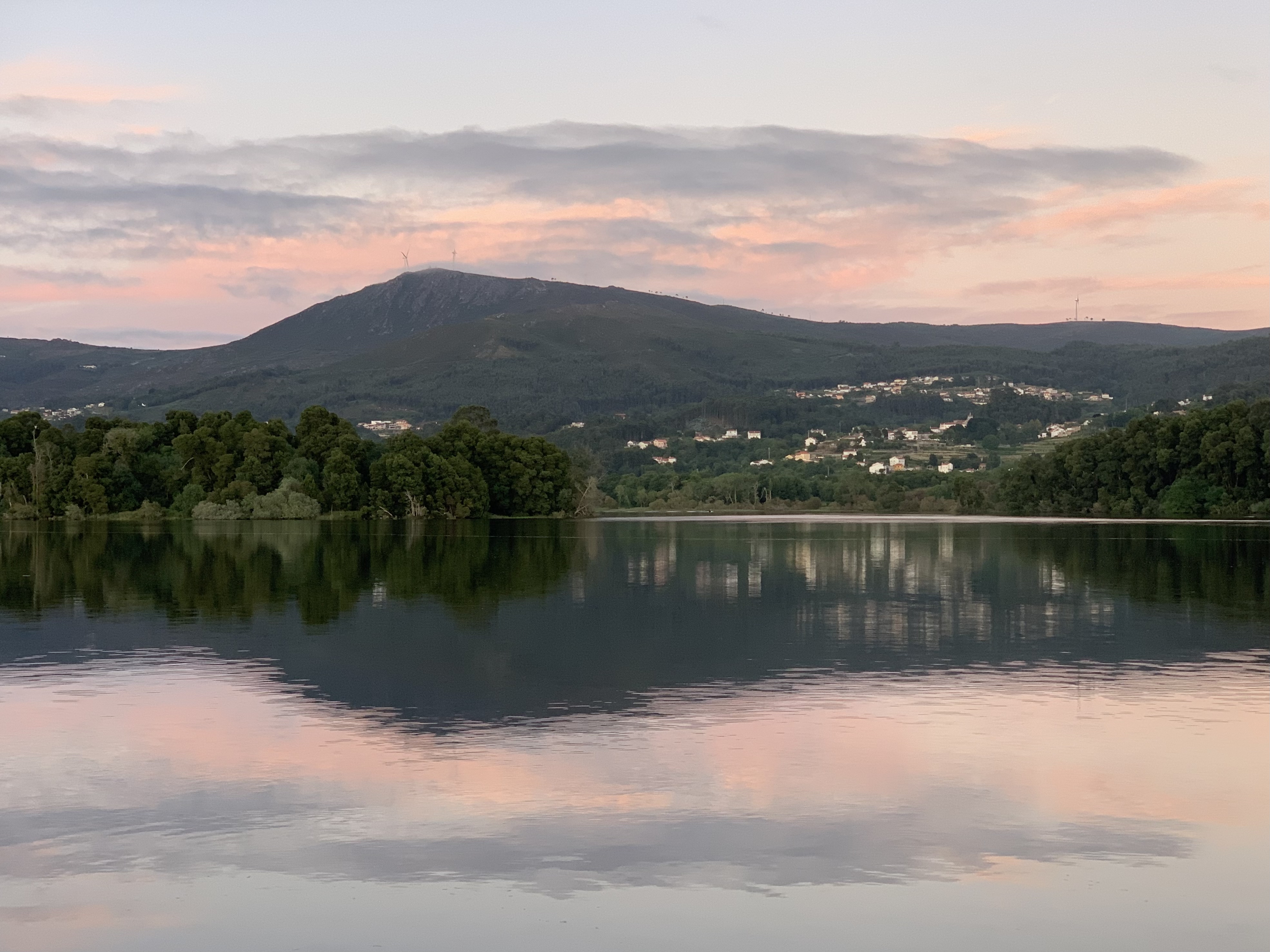 Free photo A beautiful lake with a reflection of the sky