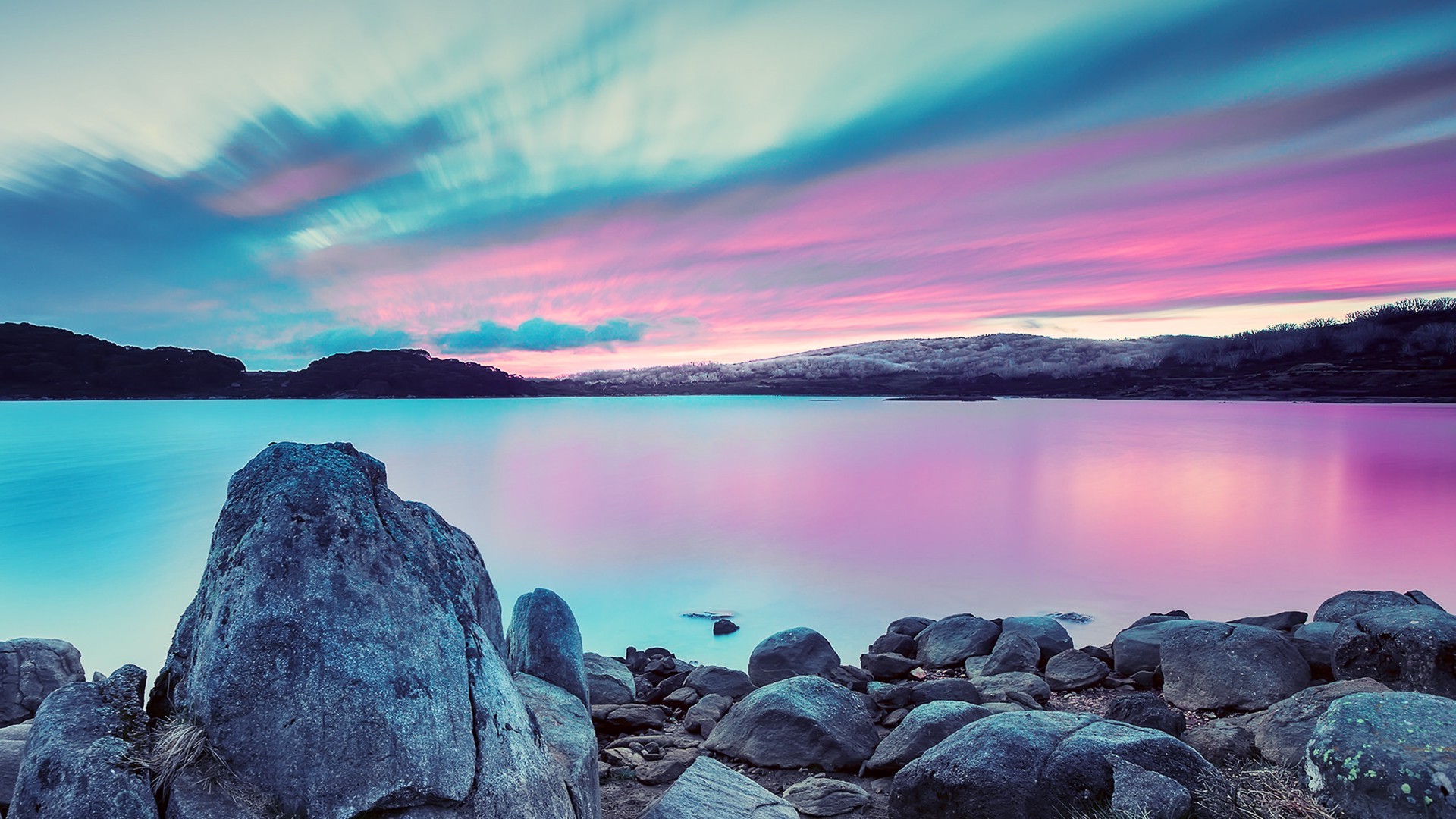 免费照片湖面上柔和的粉色夕阳