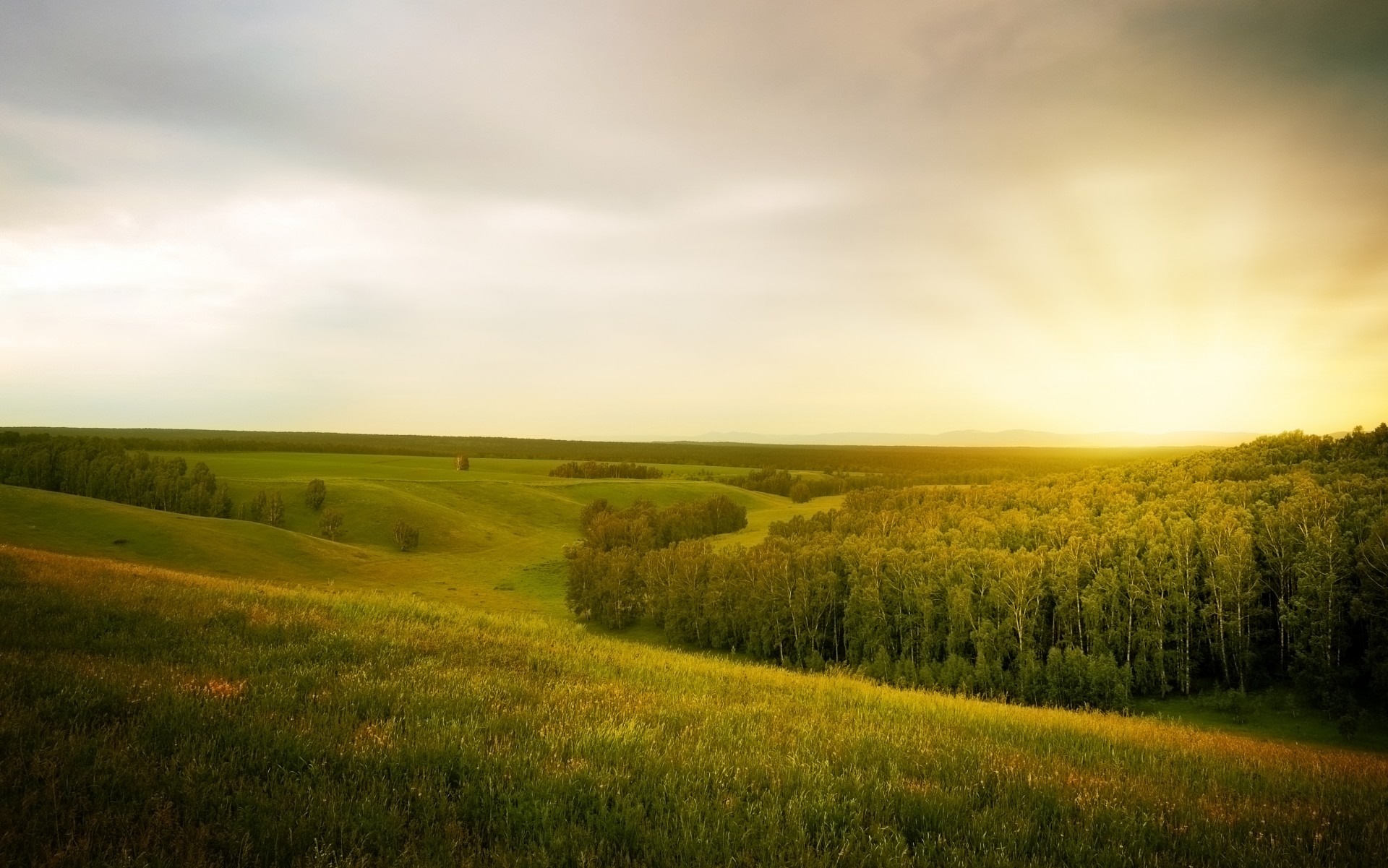 Free photo Dawn on a small hilly area