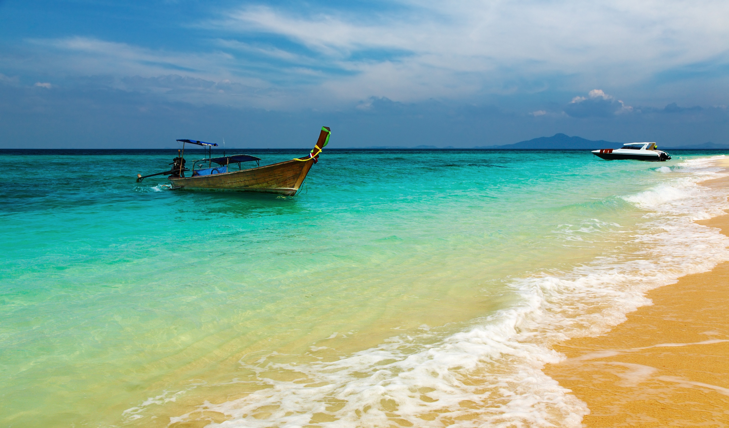 Free photo Picture for computer with a pleasure boat on the seashore